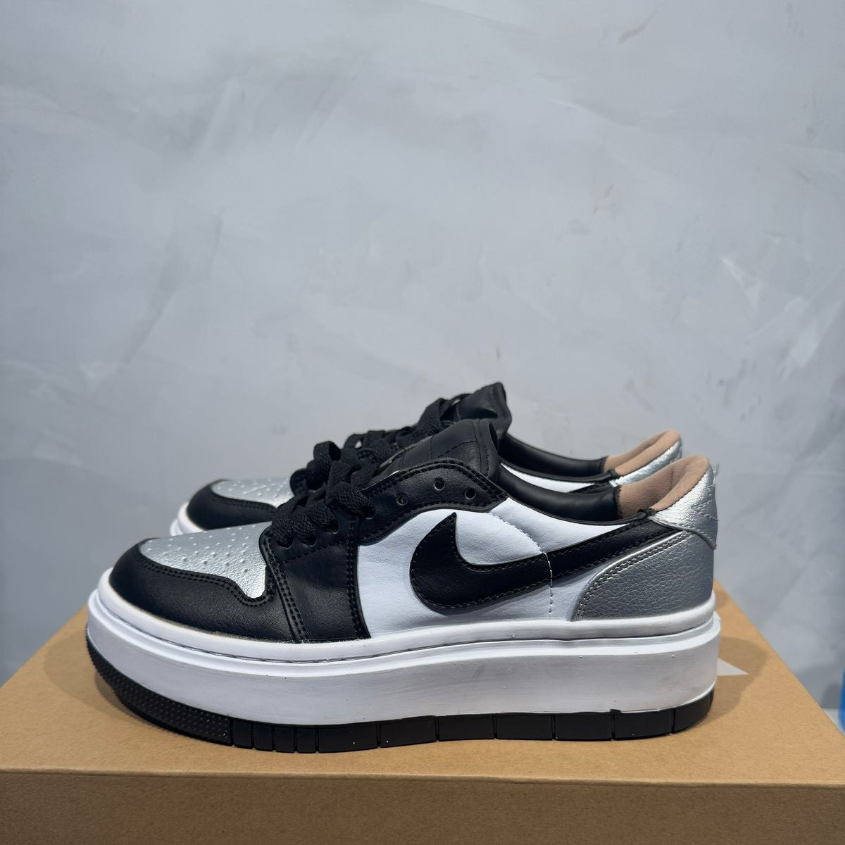 NIKE PLATAFORMA NEGRO PLATA