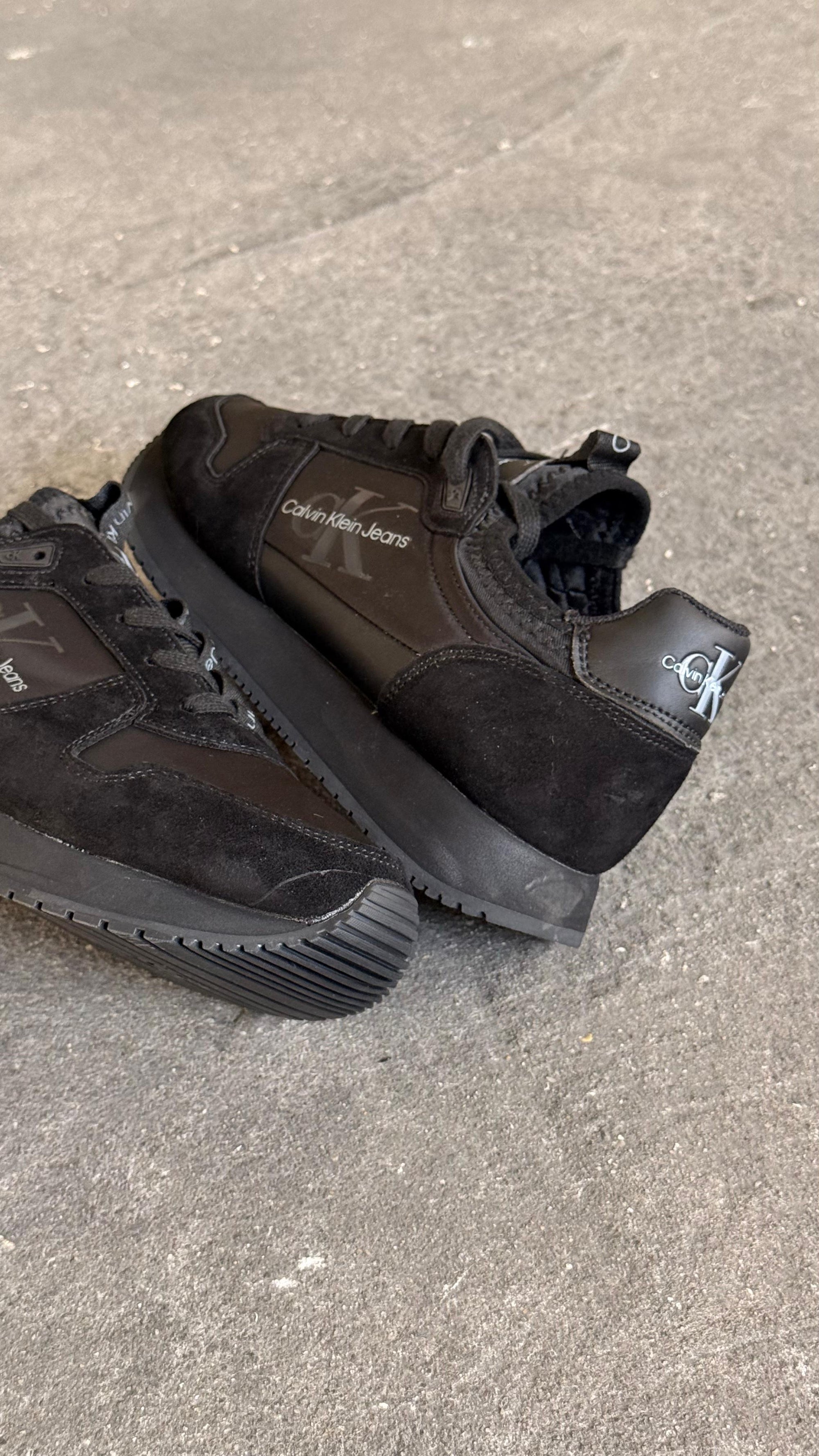 CALVIN KLEIN NEGRO GRIS