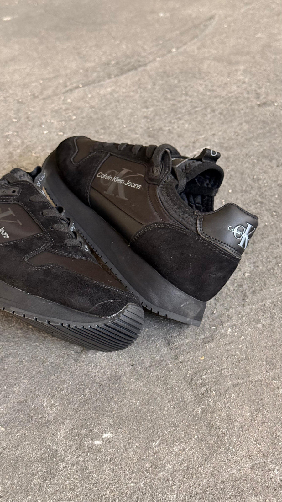 CALVIN KLEIN NEGRO GRIS