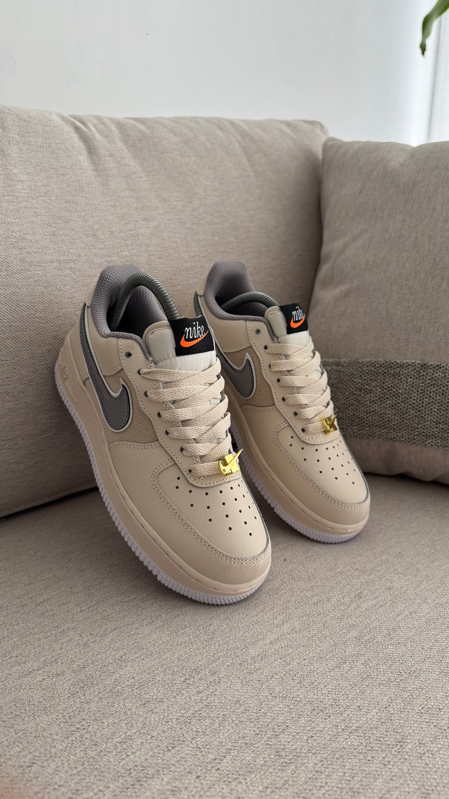 NIKE AF1 BEIGE CHULO GRIS