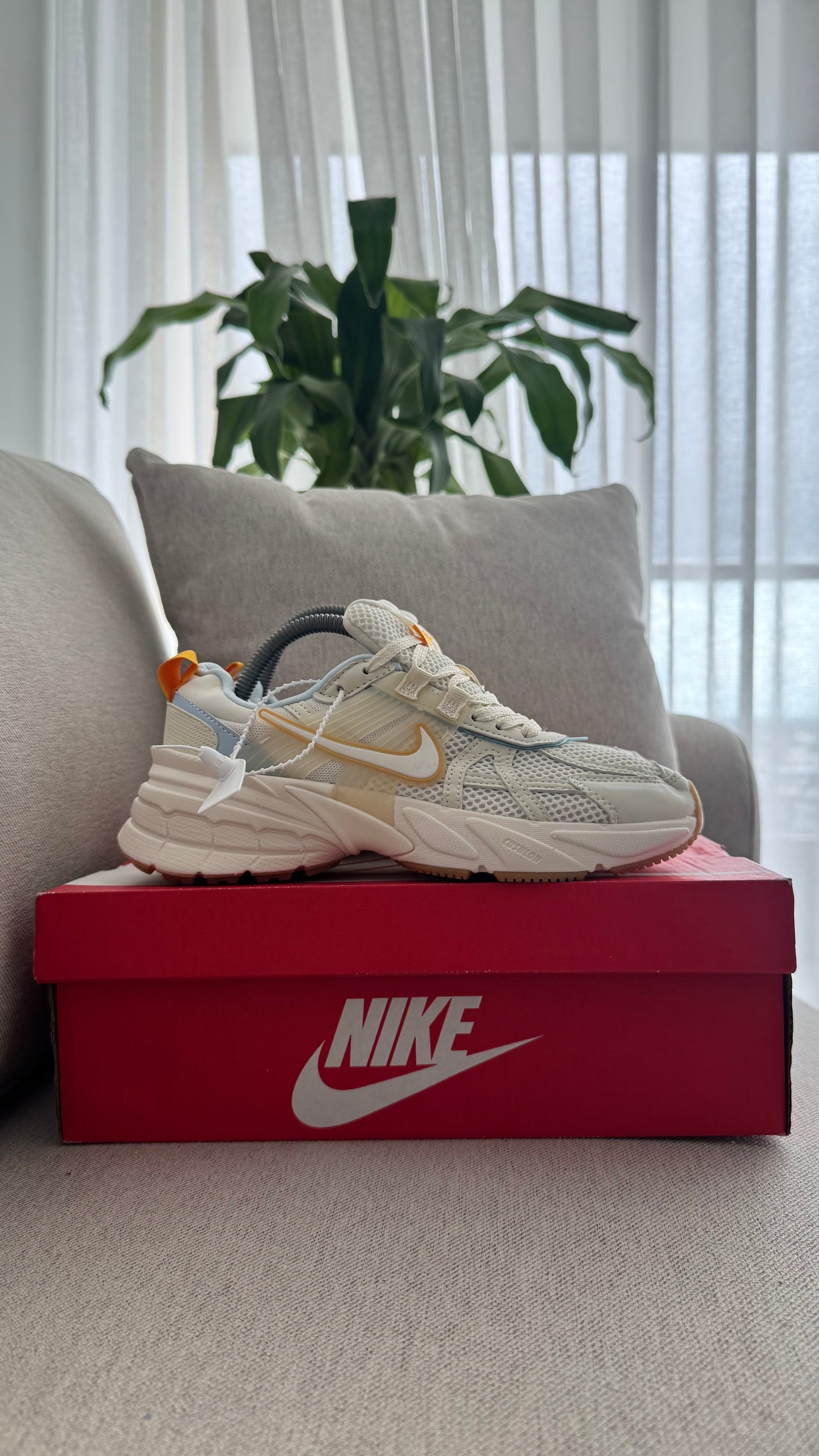 NIKE V2K BEIGE AMARILLO