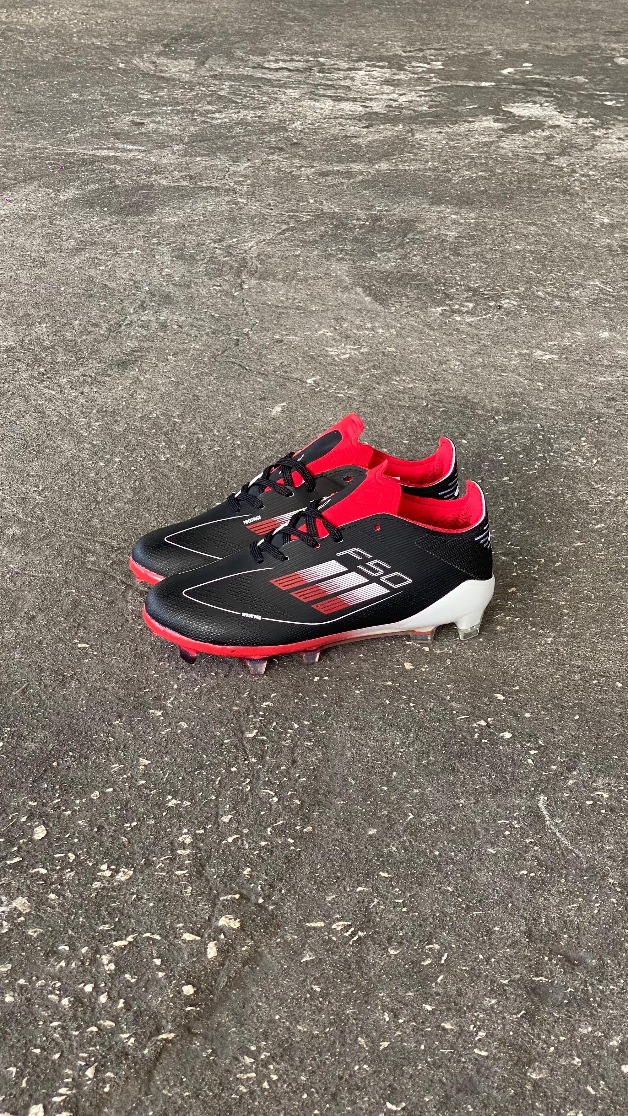 ADIDAS GUAYO F50 NIÑO NEGRO ROJO BLANCO