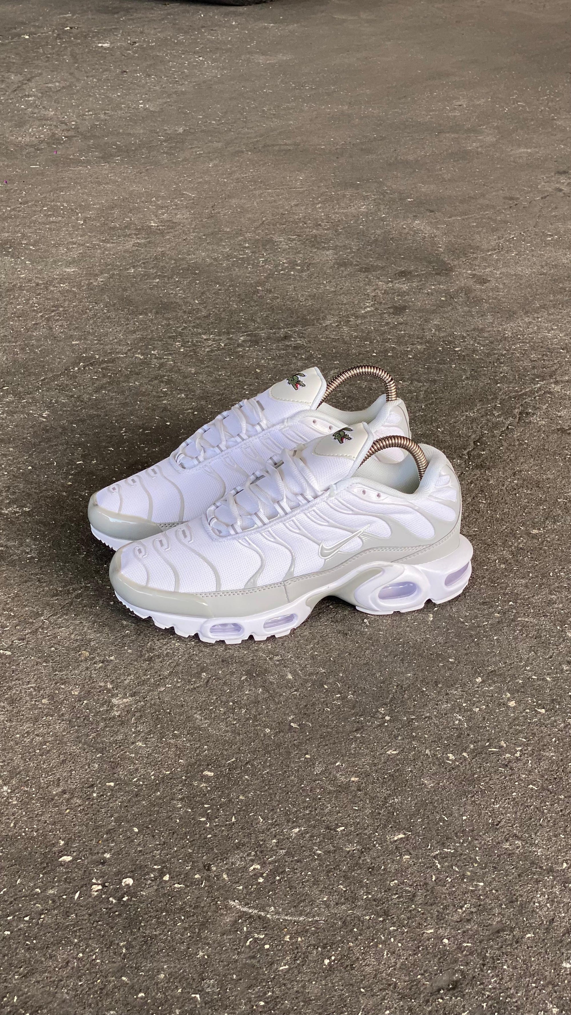NIKE TN LACOSTE BLANCO GRIS