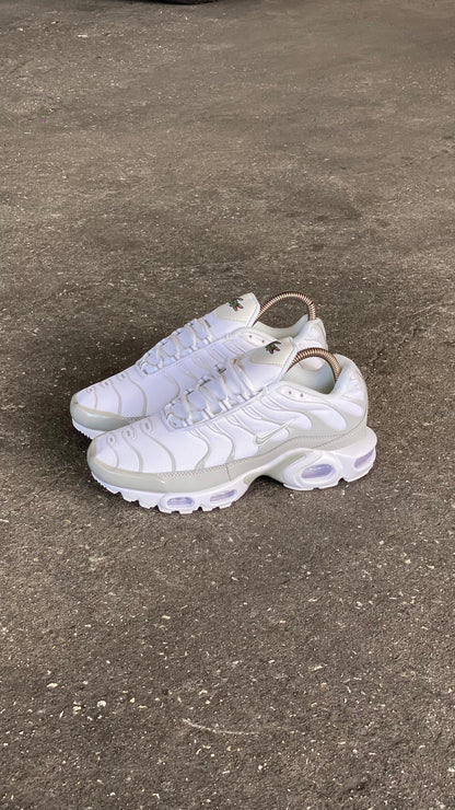 NIKE TN LACOSTE BLANCO GRIS