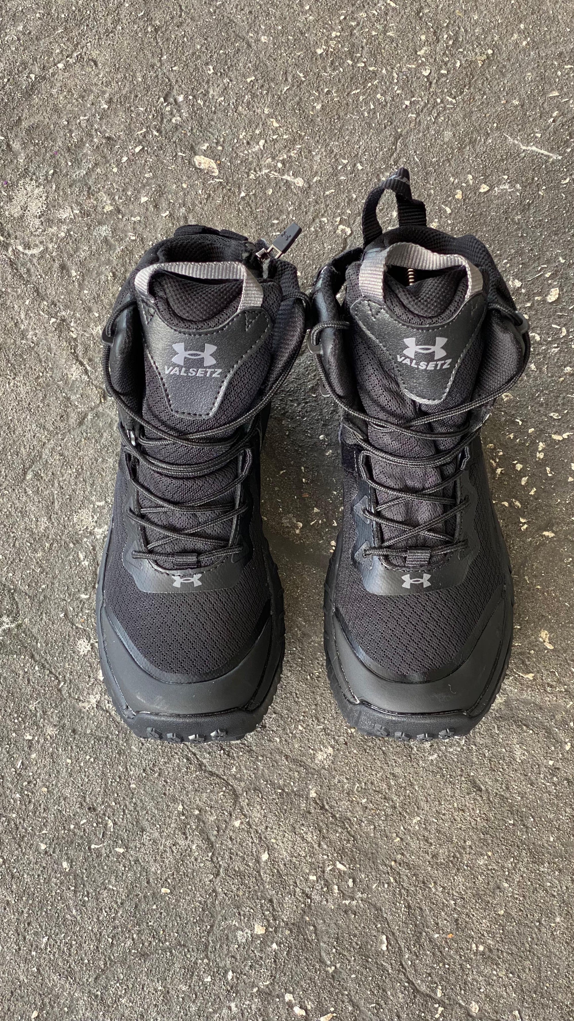 BOTA UNDER ARMOUR NEGRA CORREDERA