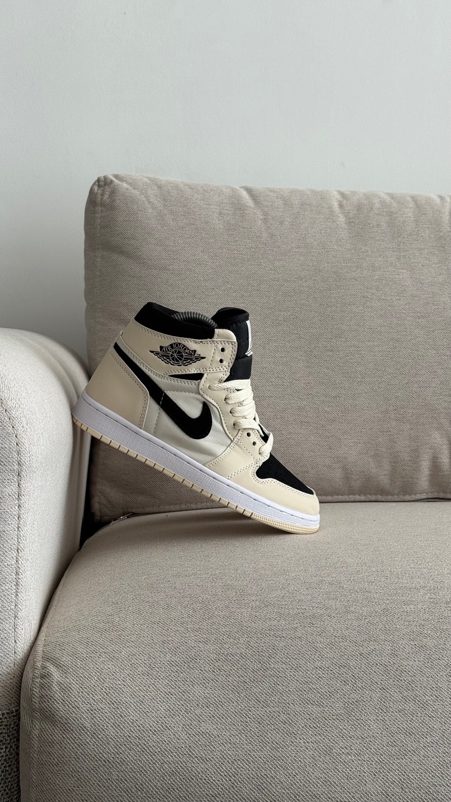 NIKE  JORDAN RETRO 1 BEIGE