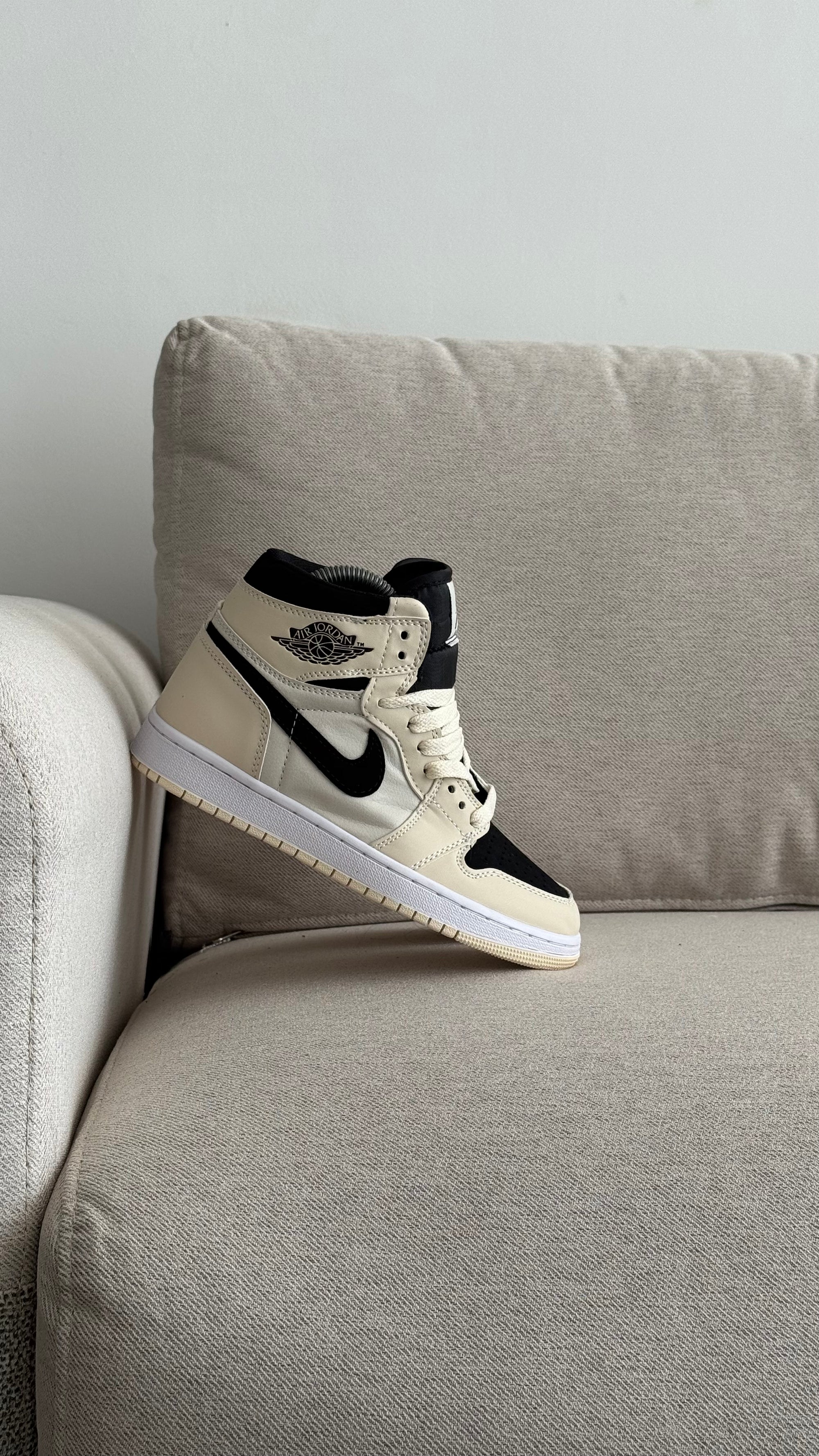 NIKE  JORDAN RETRO 1 BEIGE