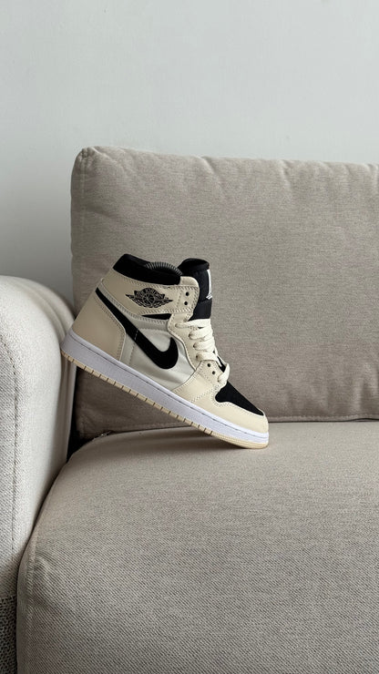 NIKE  JORDAN RETRO 1 BEIGE