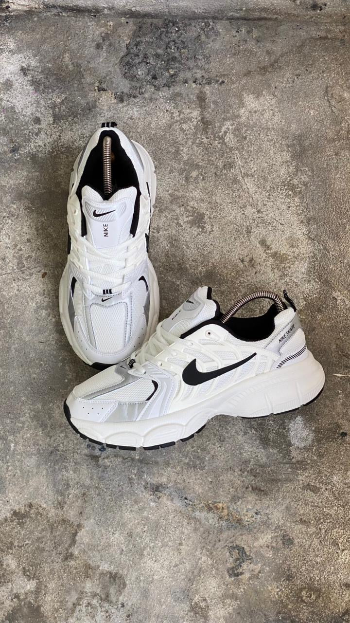 NIKE SKATE BLANCO CHULO NEGRO
