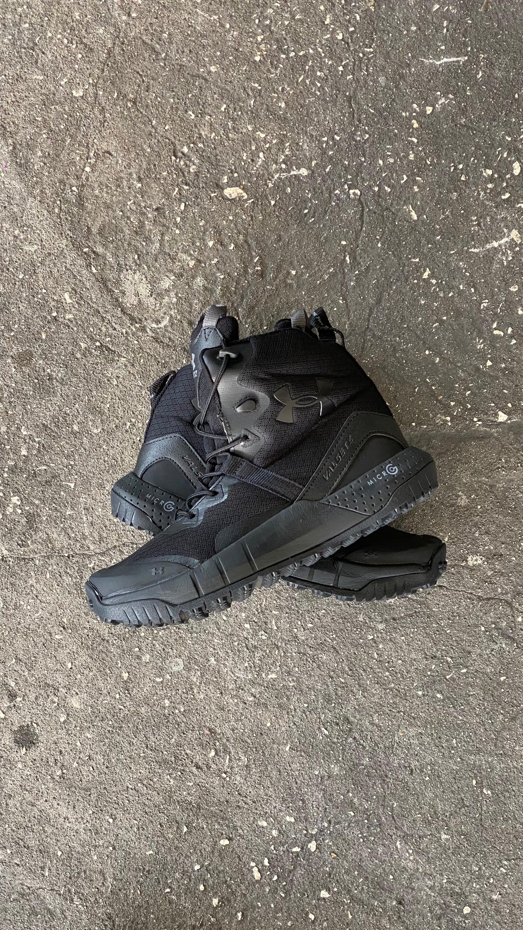 BOTA UNDER ARMOUR NEGRA CORREDERA
