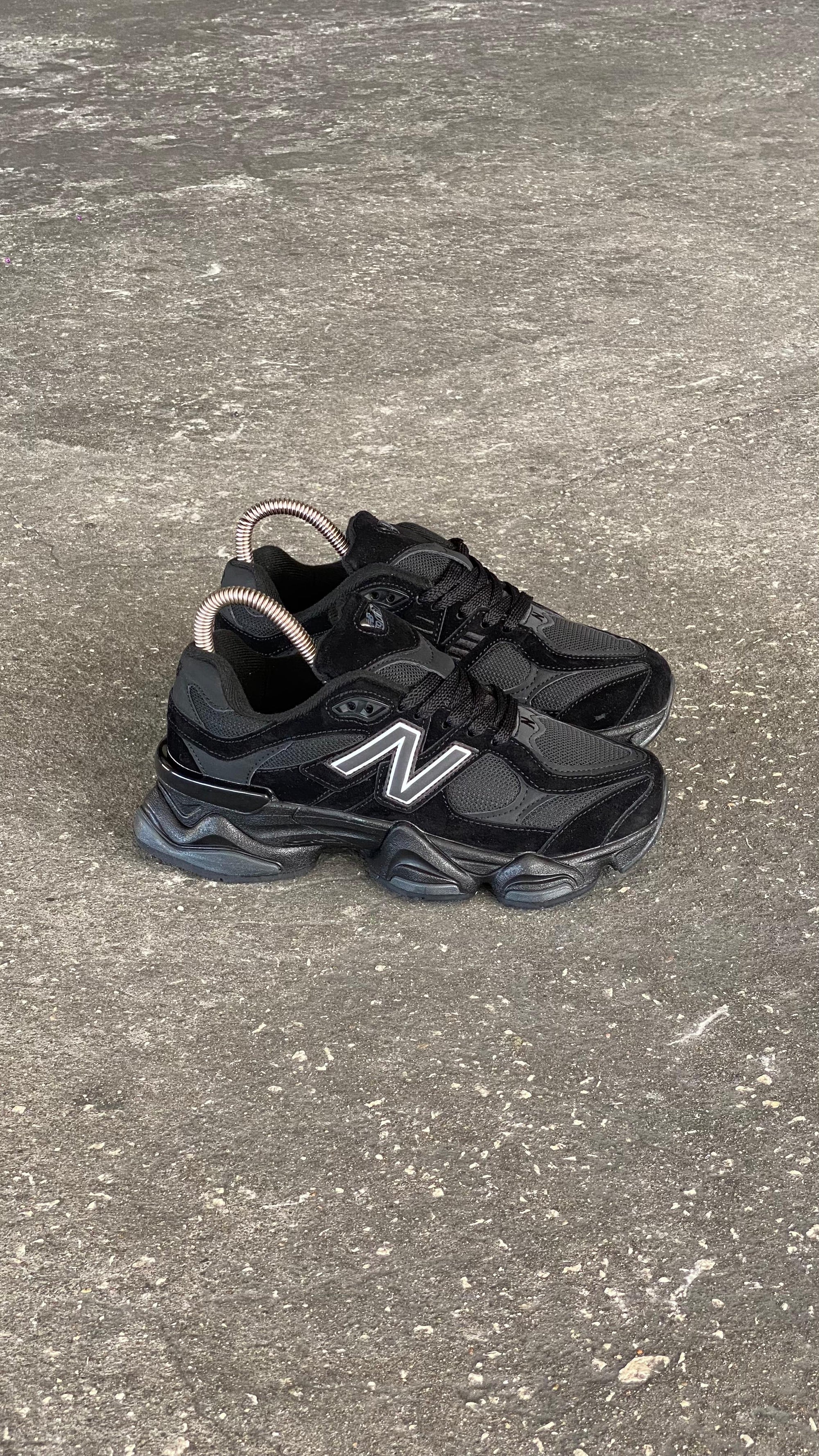 NEW BALANCE NEGRO LINEA BLANCA