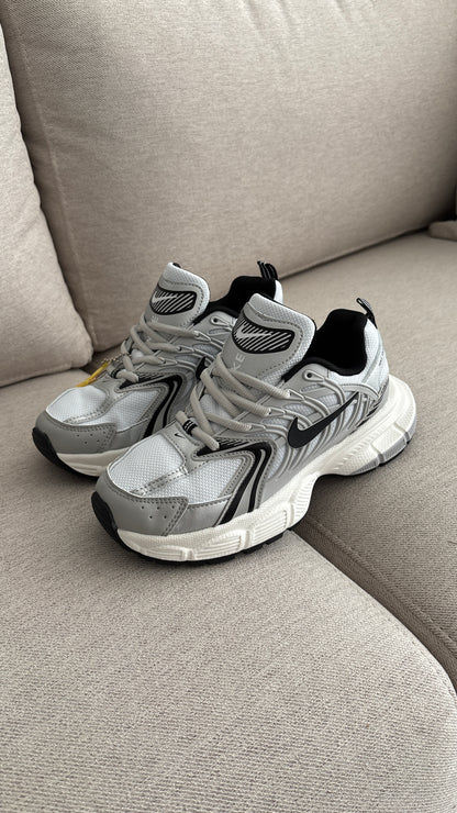 NIKE SKATE GRIS BLANCO CHULO NEGRO