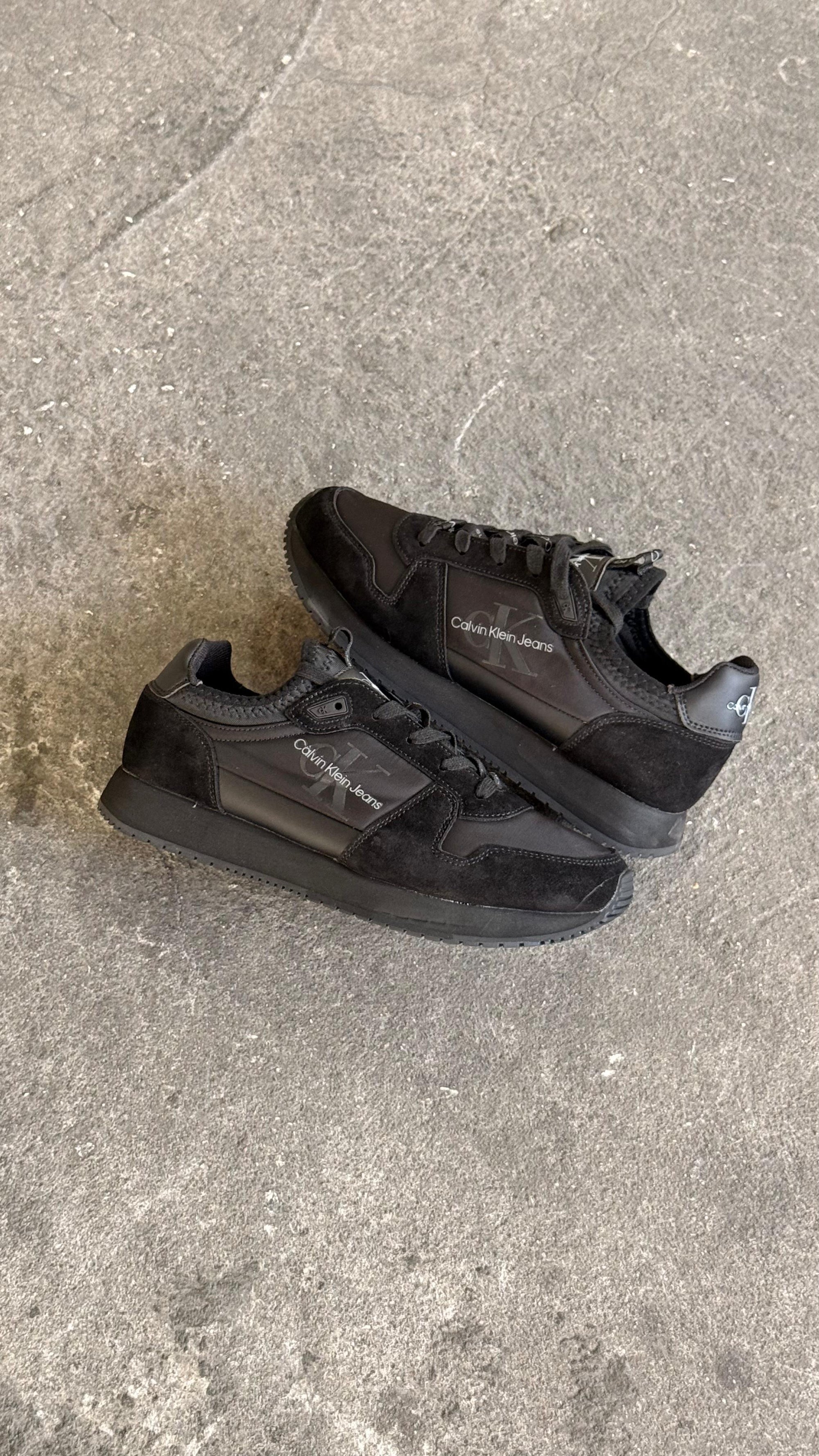 CALVIN KLEIN NEGRO GRIS