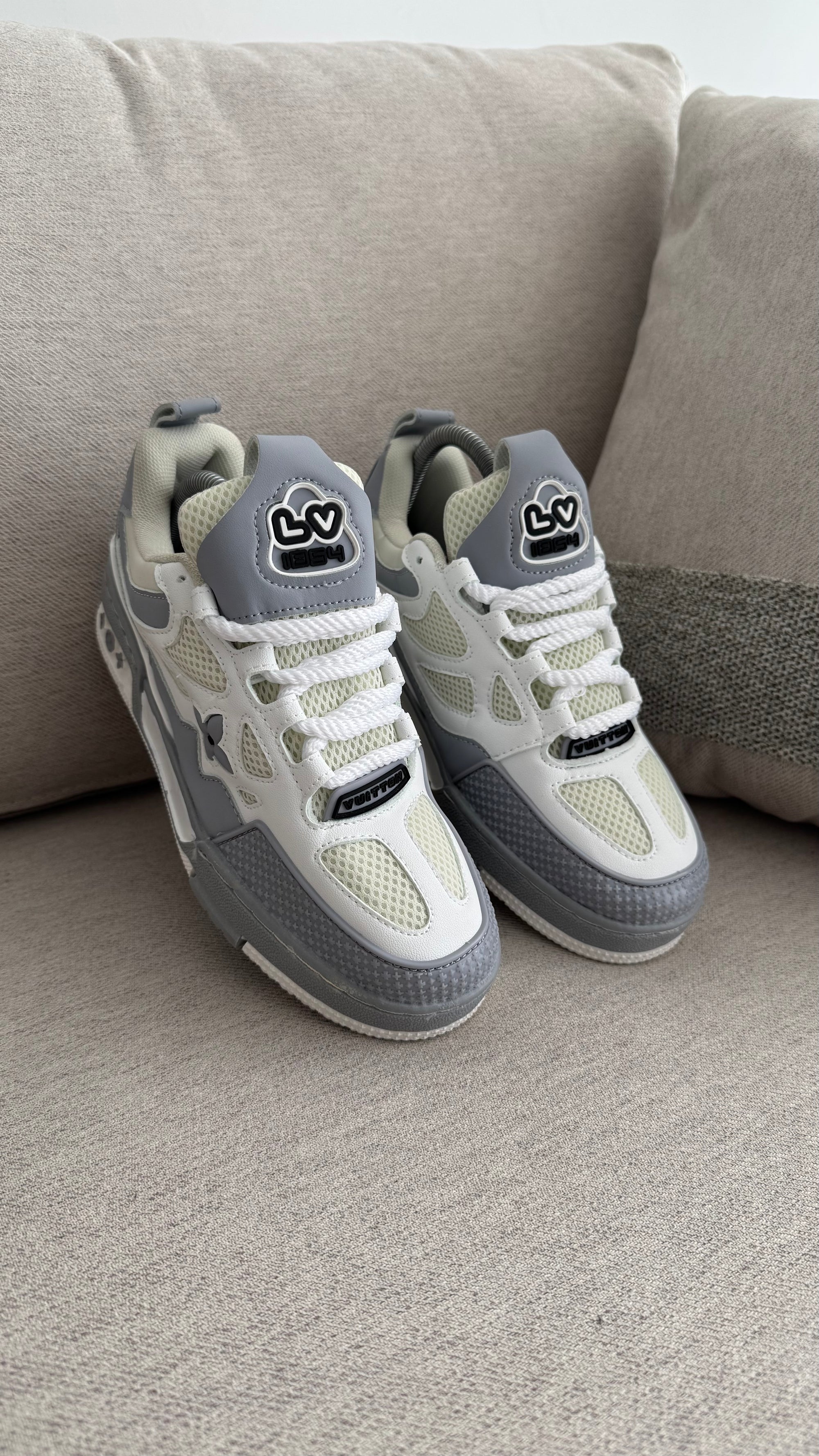 LOUIS VUITTON GRIS BLANCO