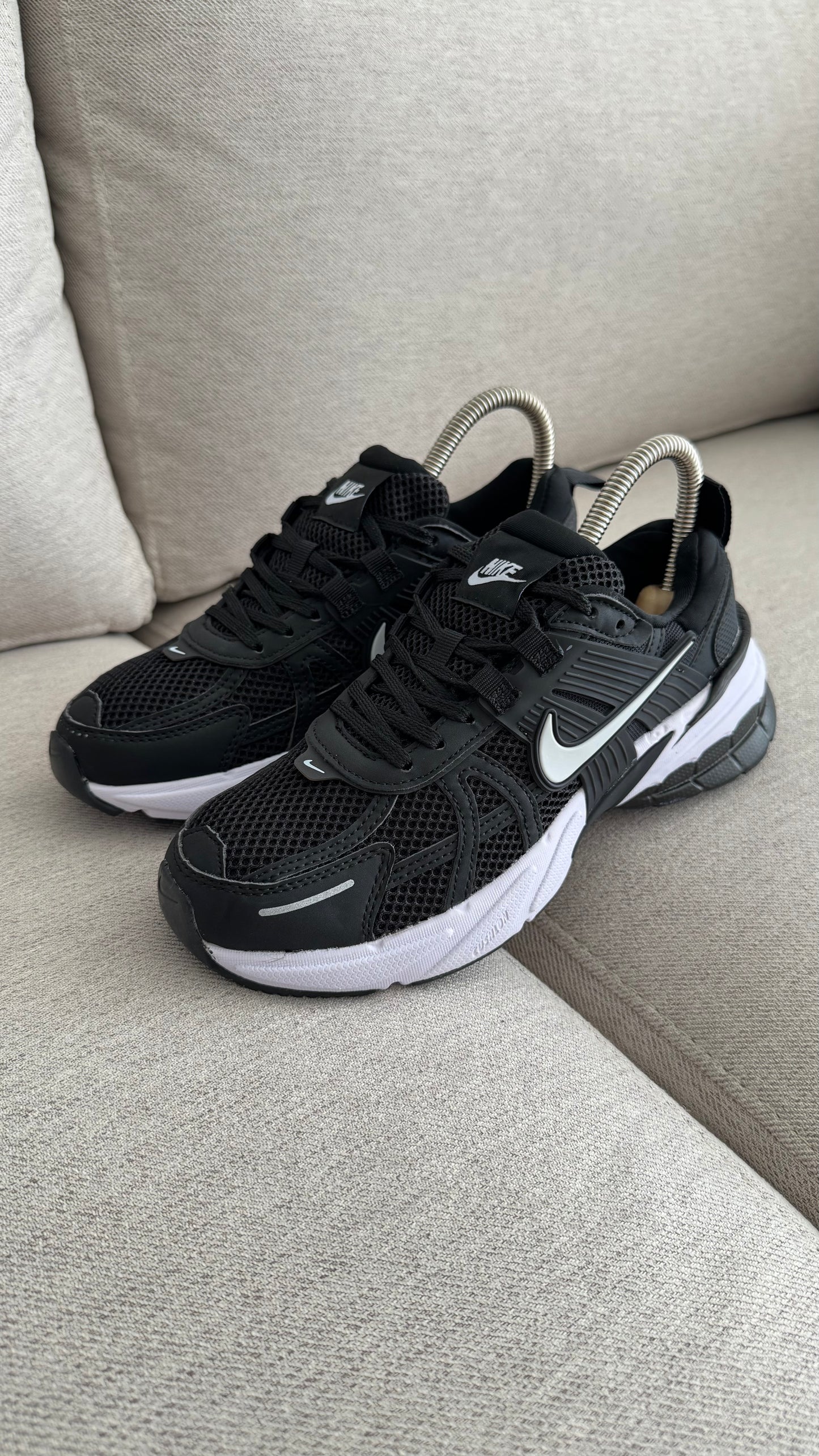 NIKE V2K NEGRO BLANCO