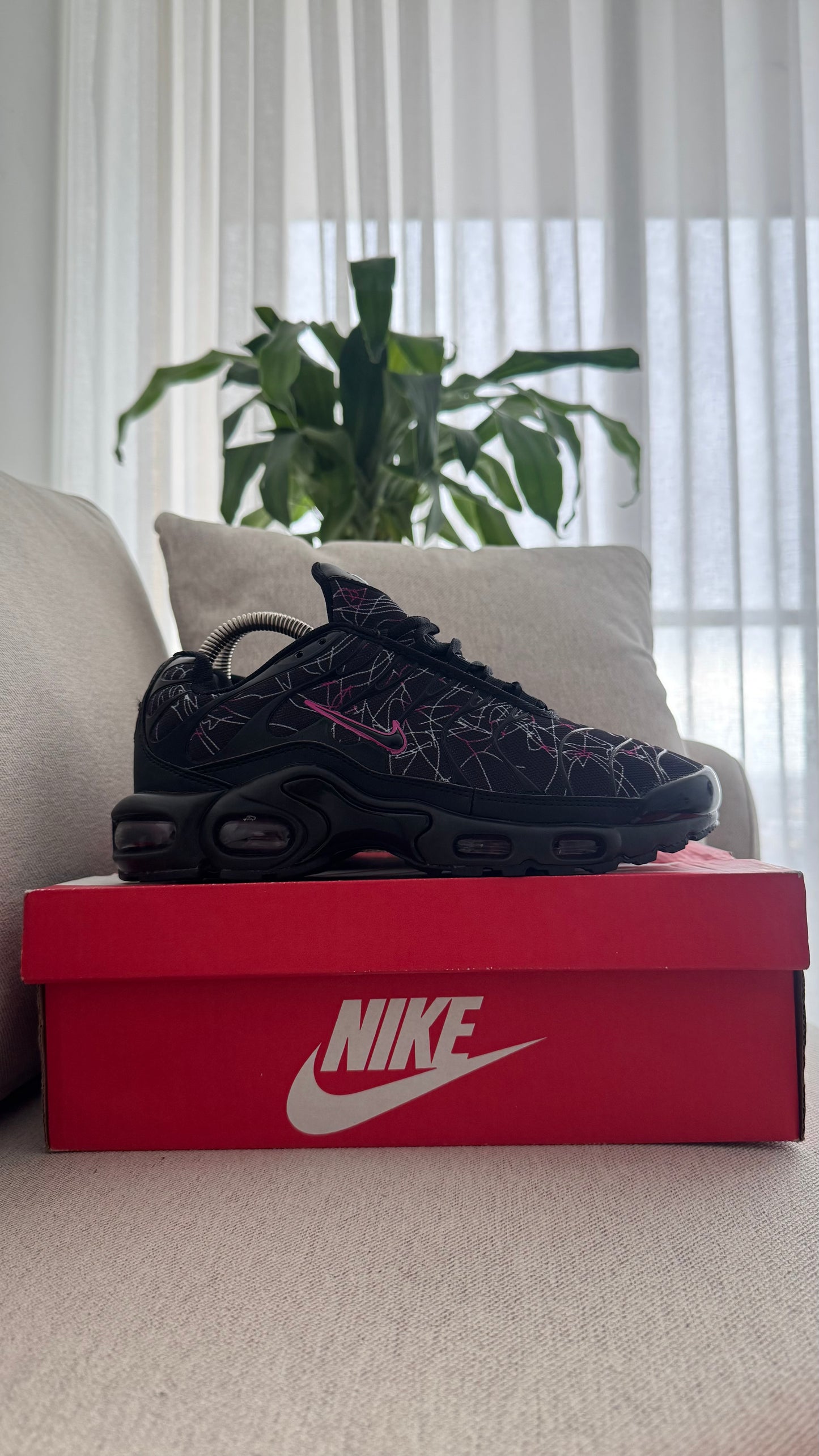 NIKE TN ELECTRICO NEGRO FUCSIA