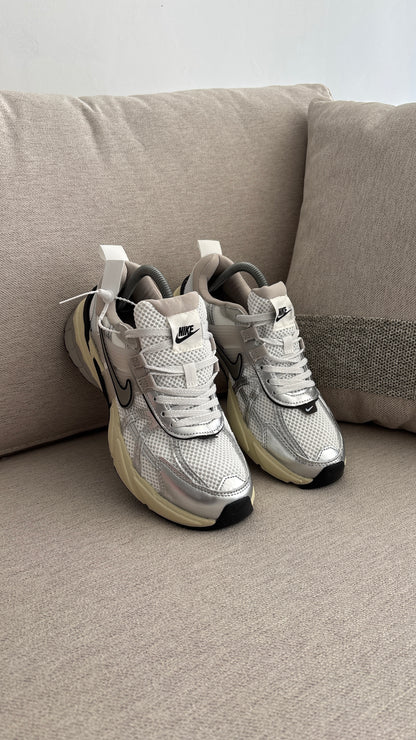 NIKE V2K PLATA