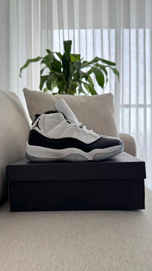 NIKE RETRO 11 BLANCO NEGRO