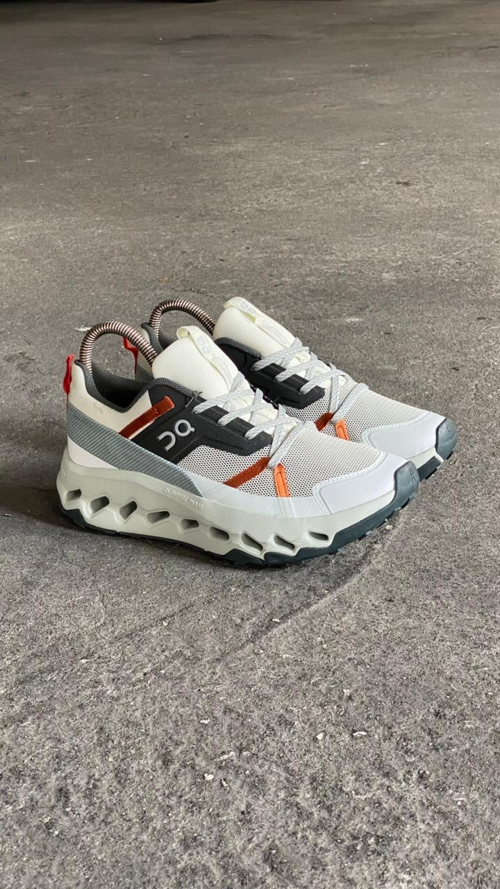 ON CLOUD BLANCO GRIS NARANJA