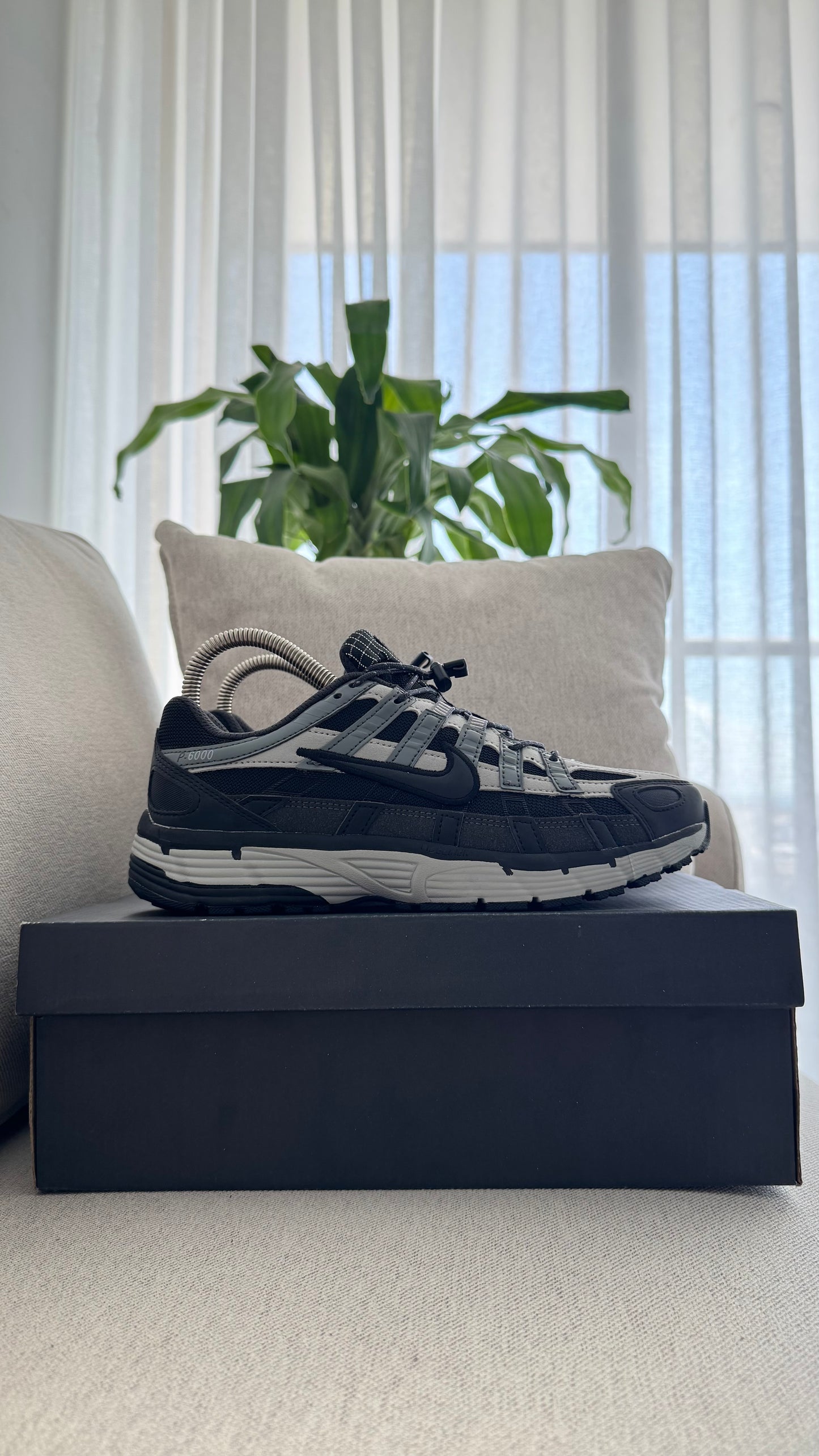 NIKE P6000 NEGRO BLANCO