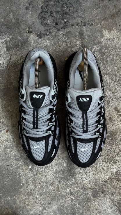 NIKE P6000 NEGRO GRIS