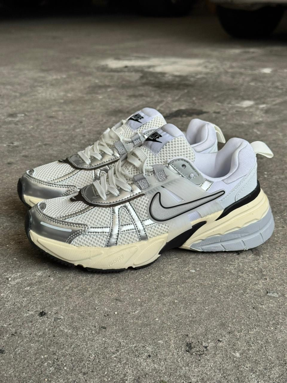 NIKE V2K PLATA 26