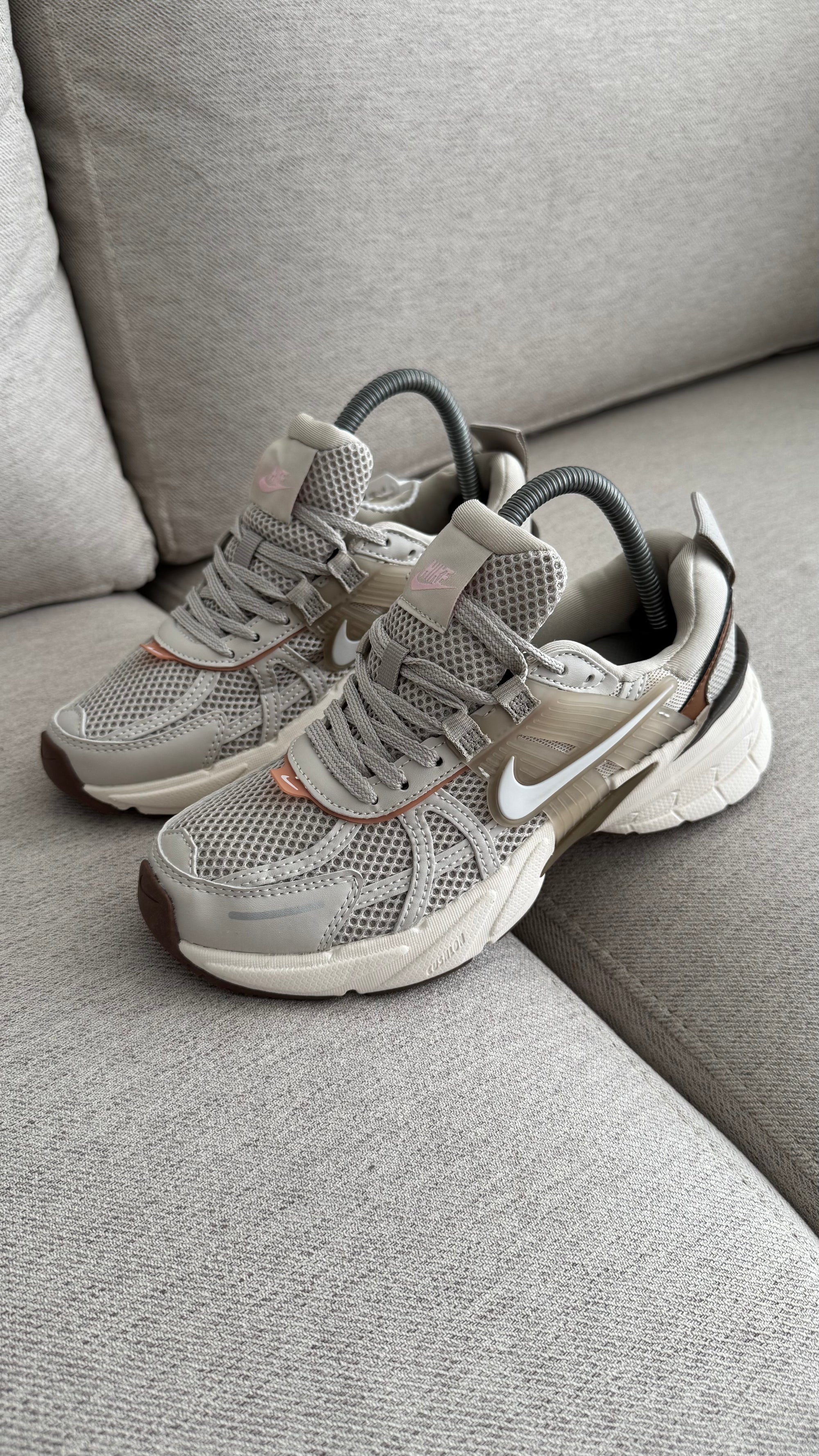 NIKE V2K BEIGE