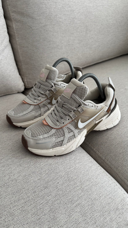 NIKE V2K BEIGE