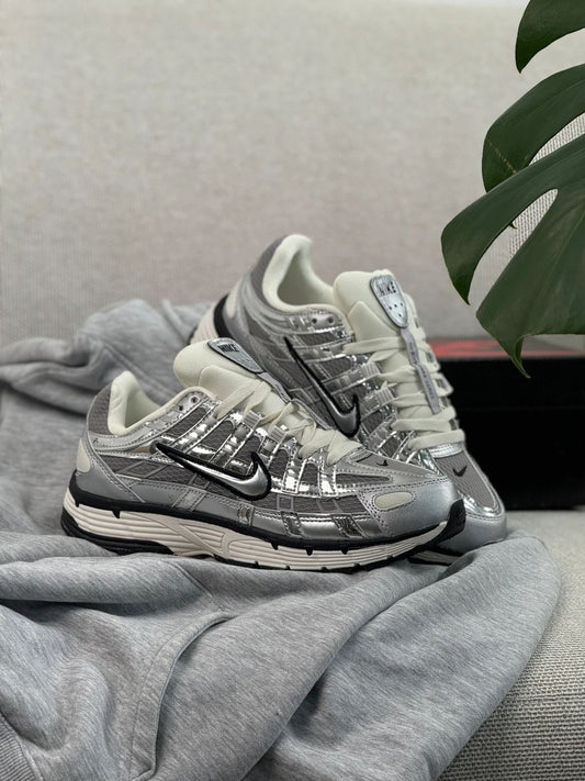 NIKE P600 PLATEADO