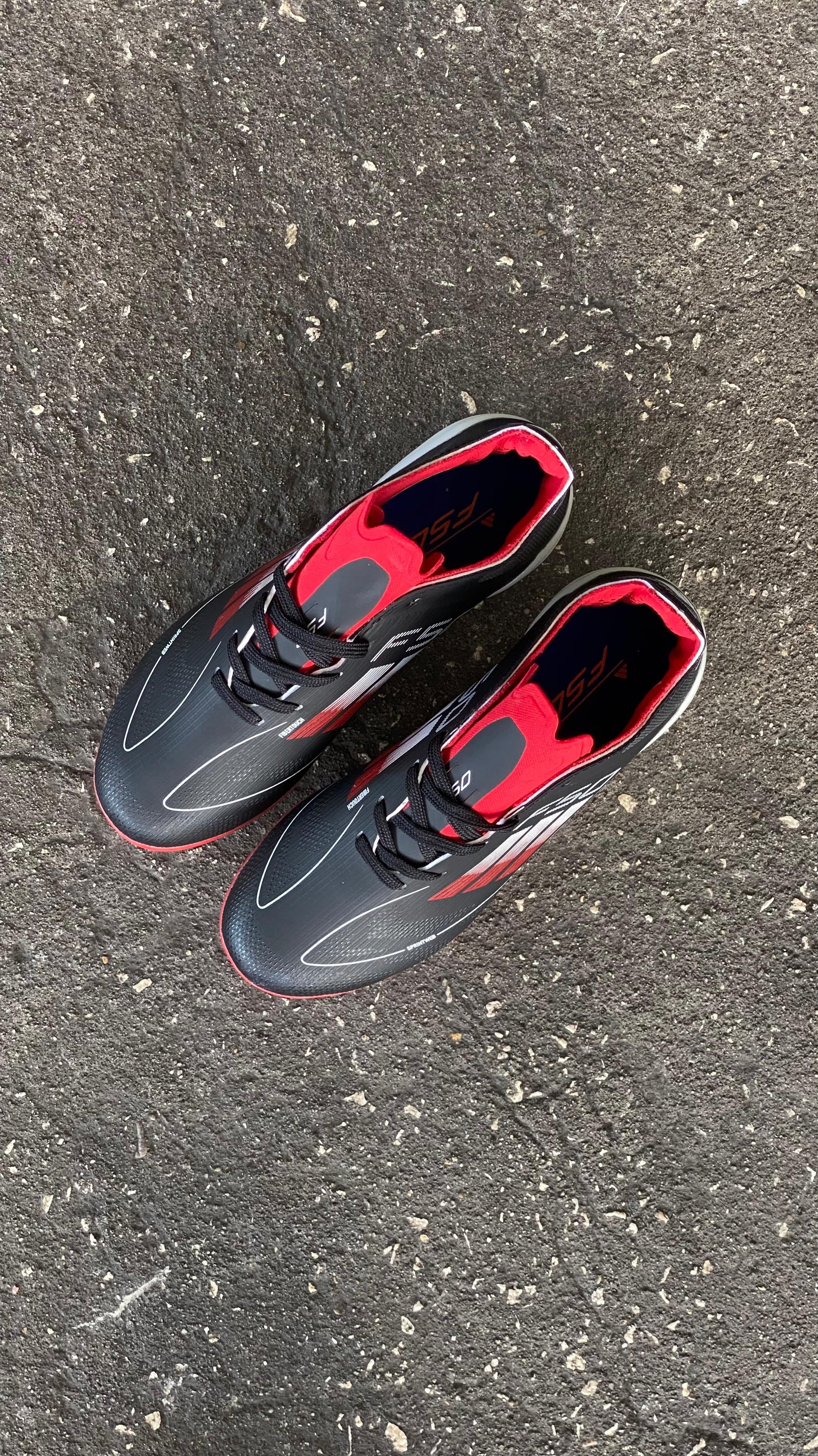 ADIDAS GUAYO F50 NIÑO NEGRO ROJO BLANCO