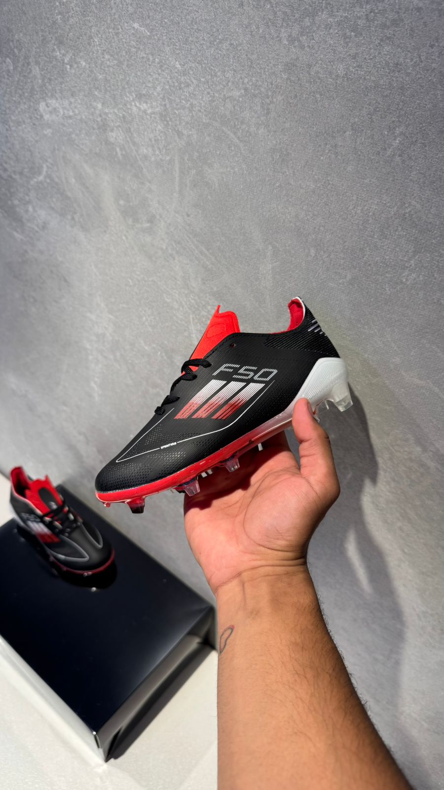 ADIDAS GUAYO F50 NIÑO NEGRO ROJO BLANCO