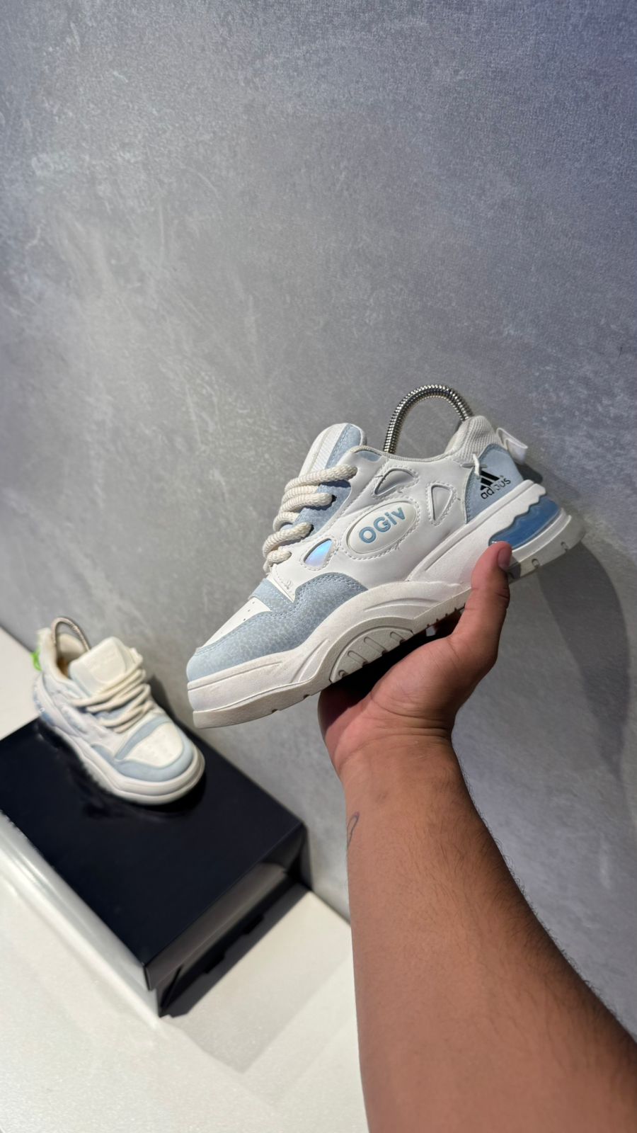 ADIDAS OGIY BEIGE AZUL PROMO