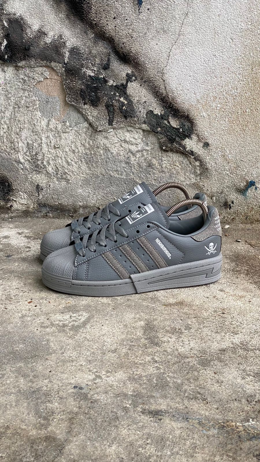 ADIDAS SUPER STAR NEIGHBORHOOD  GRIS OSCURO
