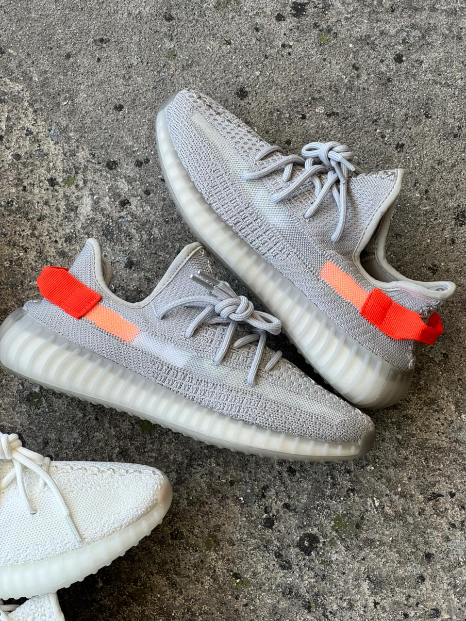 ADIDAS YEEZY 350 GRIS NARANJA