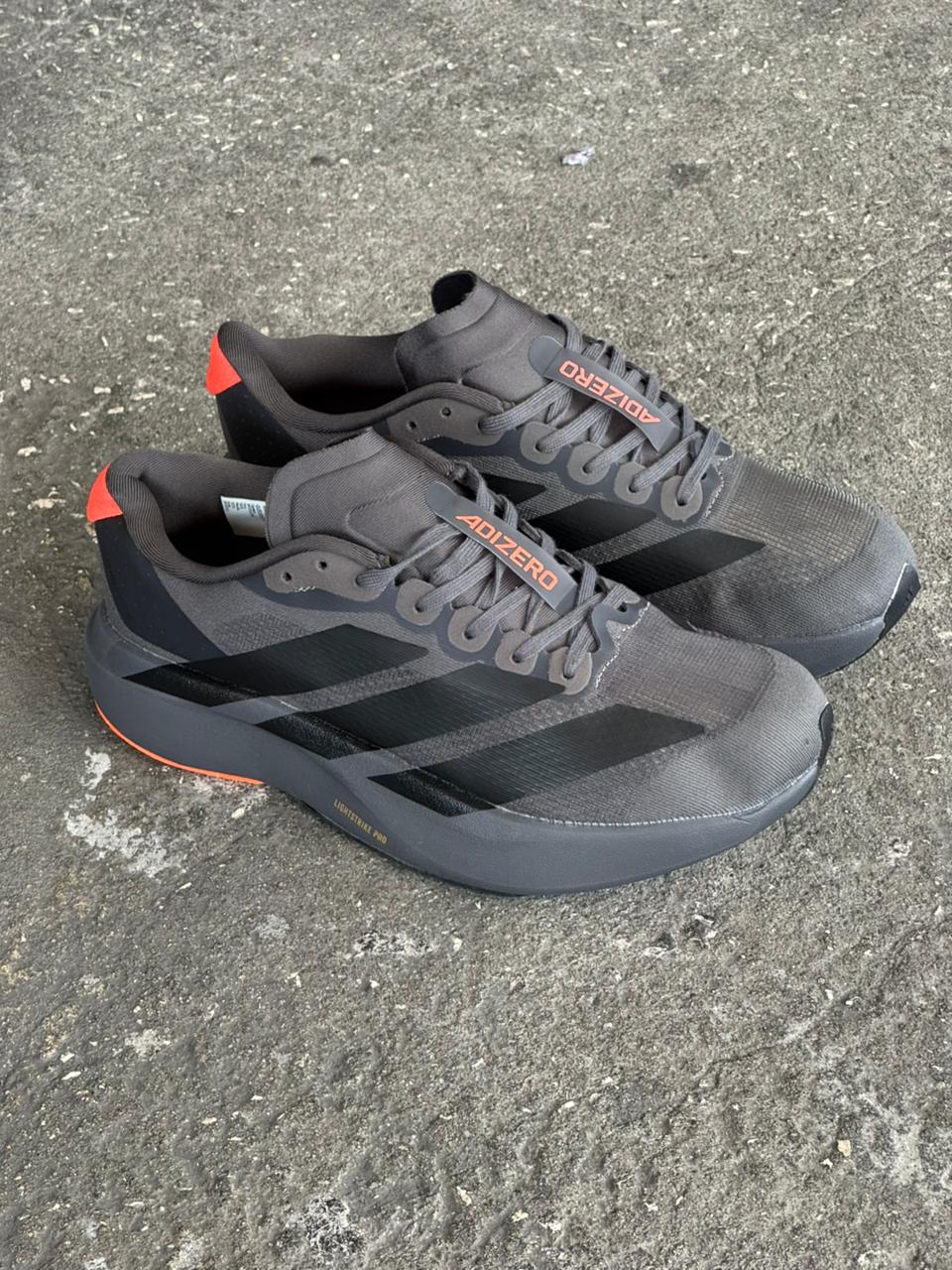 ADIZERO GRIS OSCURO NARANJA