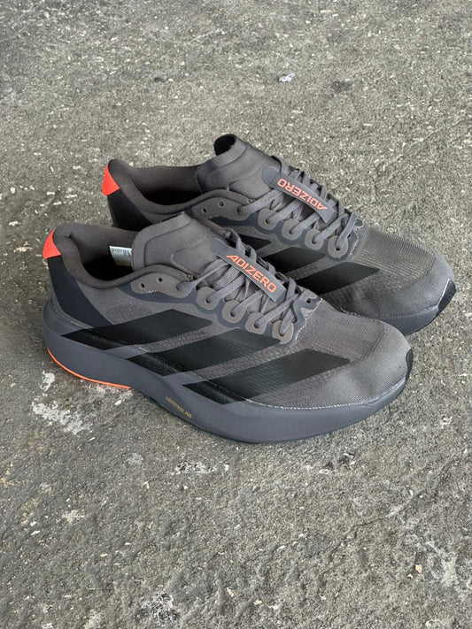 ADIZERO GRIS OSCURO NARANJA