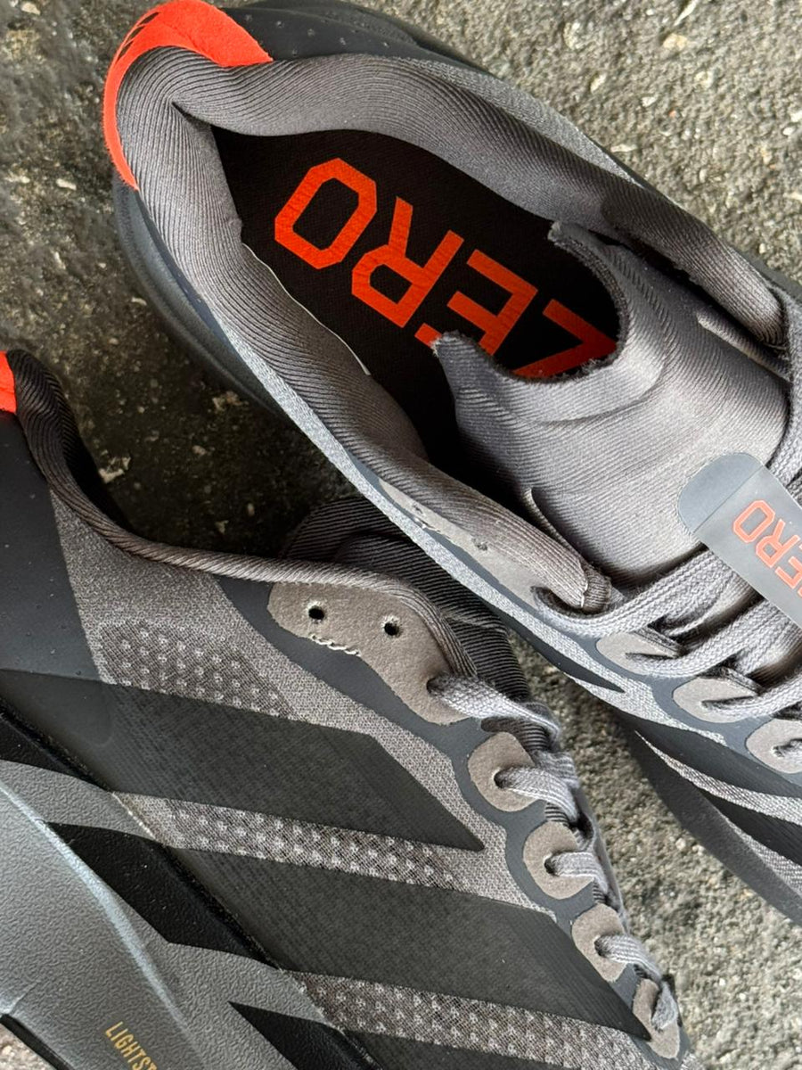 ADIZERO GRIS OSCURO NARANJA