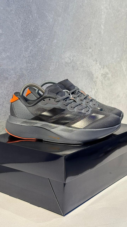ADIZERO GRIS OSCURO NARANJA