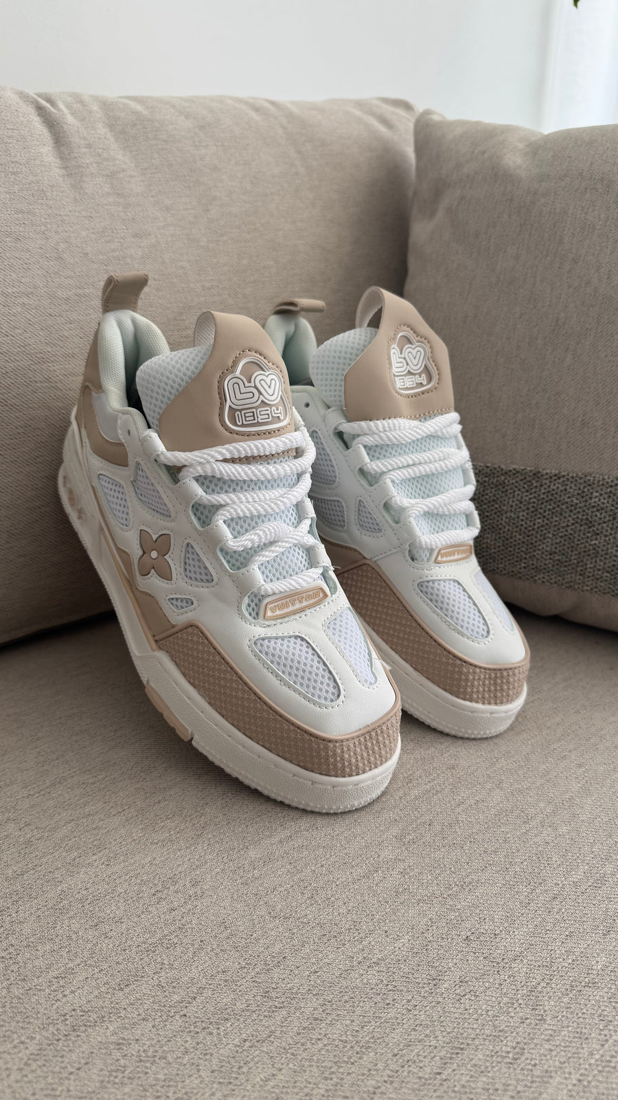 LOUIS VUITTON BEIGE