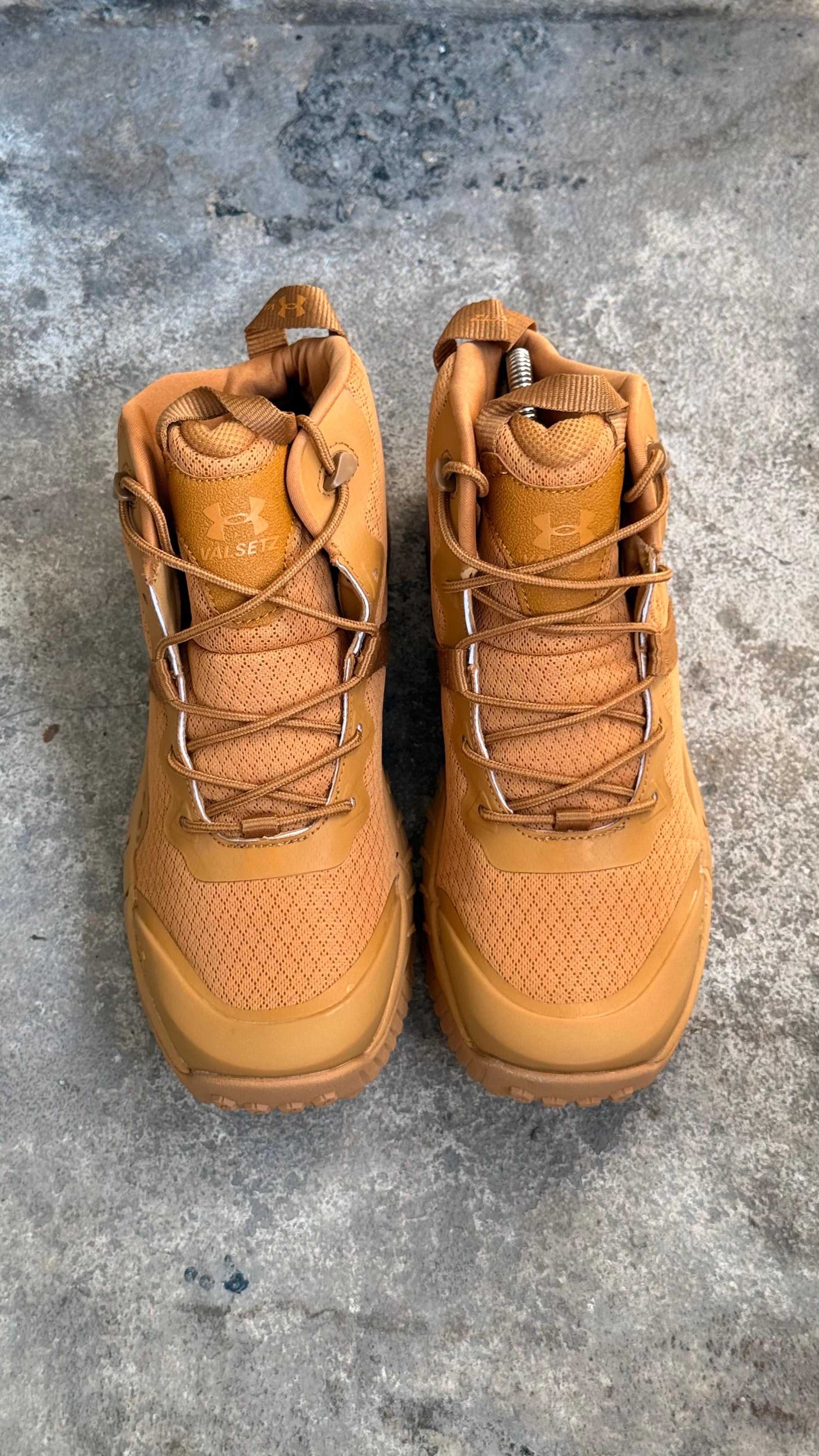 UNDER ARMOUR BOTA CARAMELO