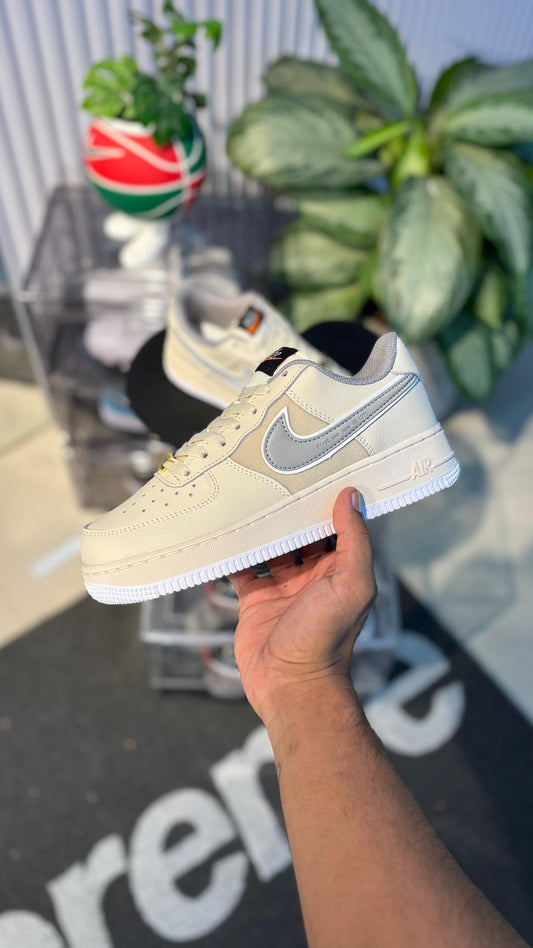 NIKE AF1 BEIGE CHULO GRIS