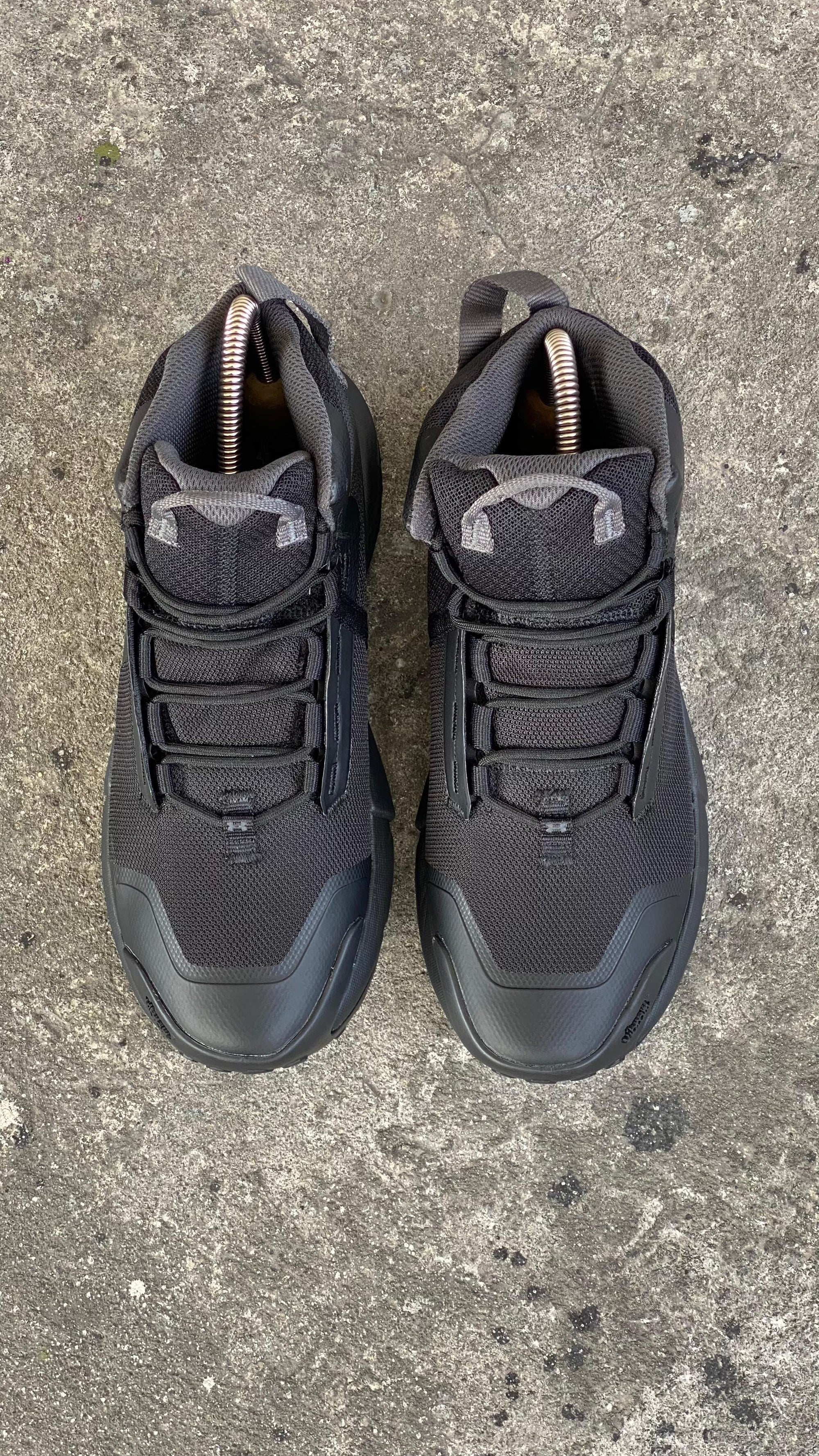 BOTA UNDER ARMOUR NEGRA CABALLERO