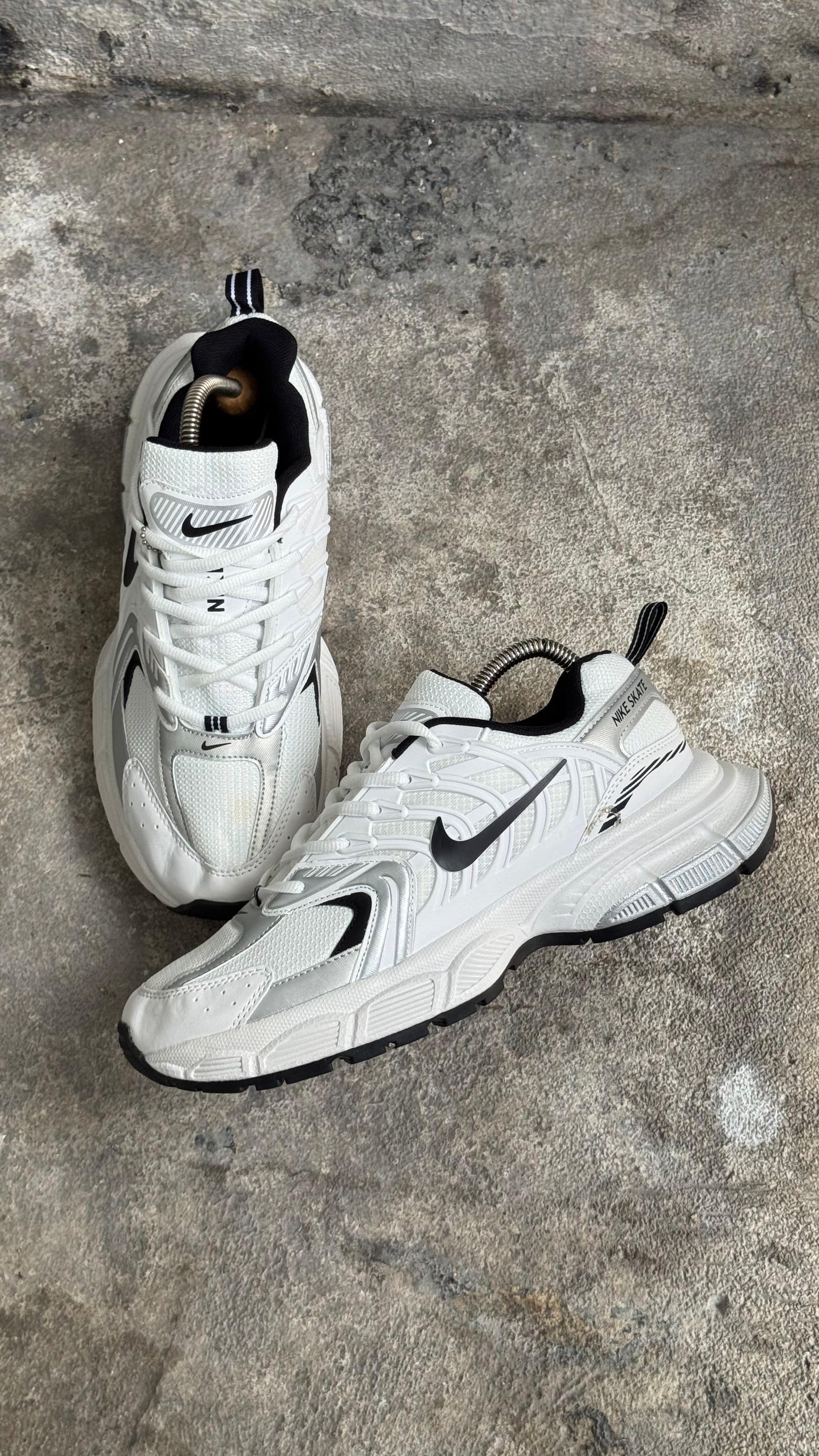 NIKE SKATE BLANCO NEGRO
