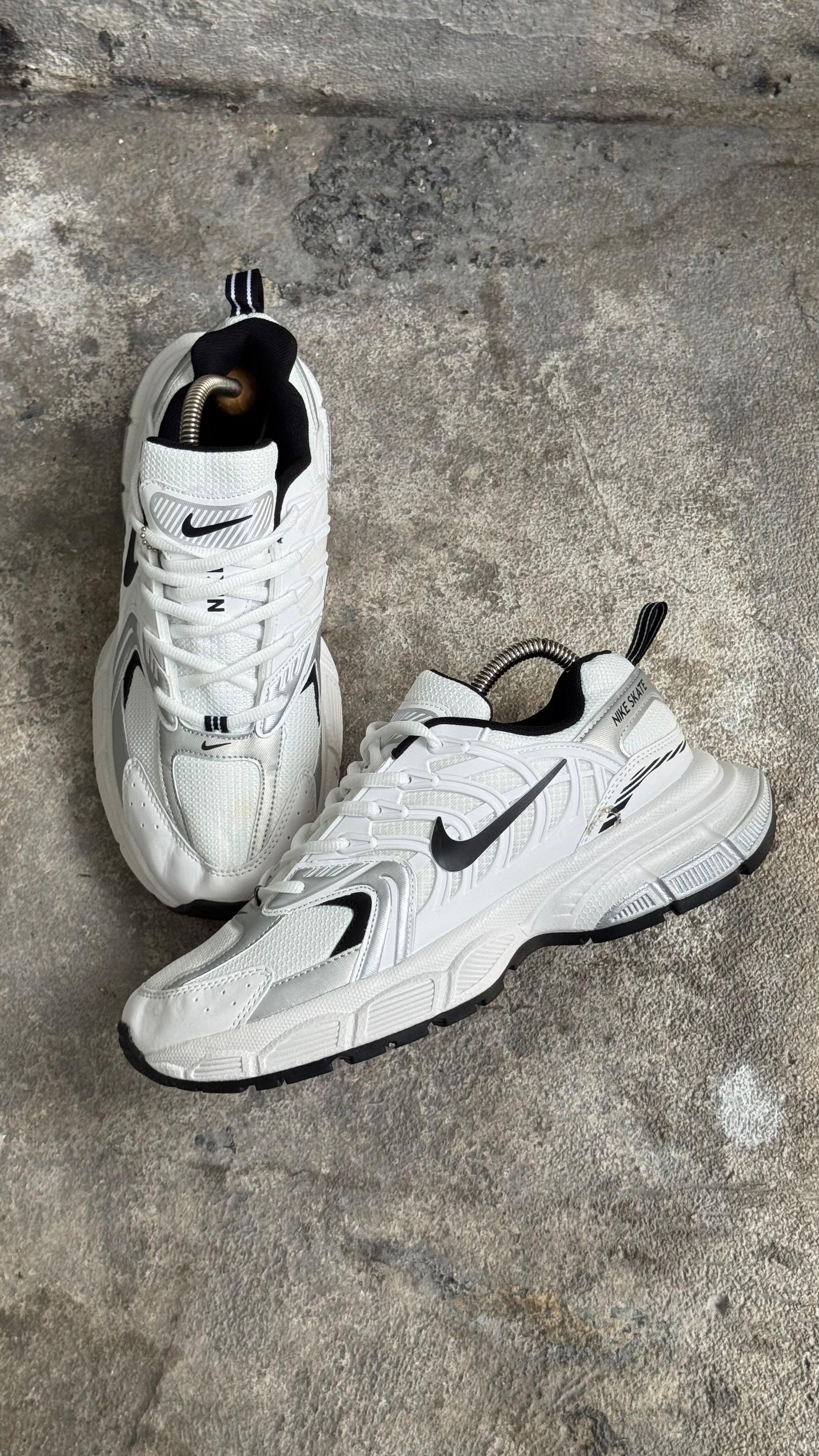 NIKE SKATE BLANCO NEGRO
