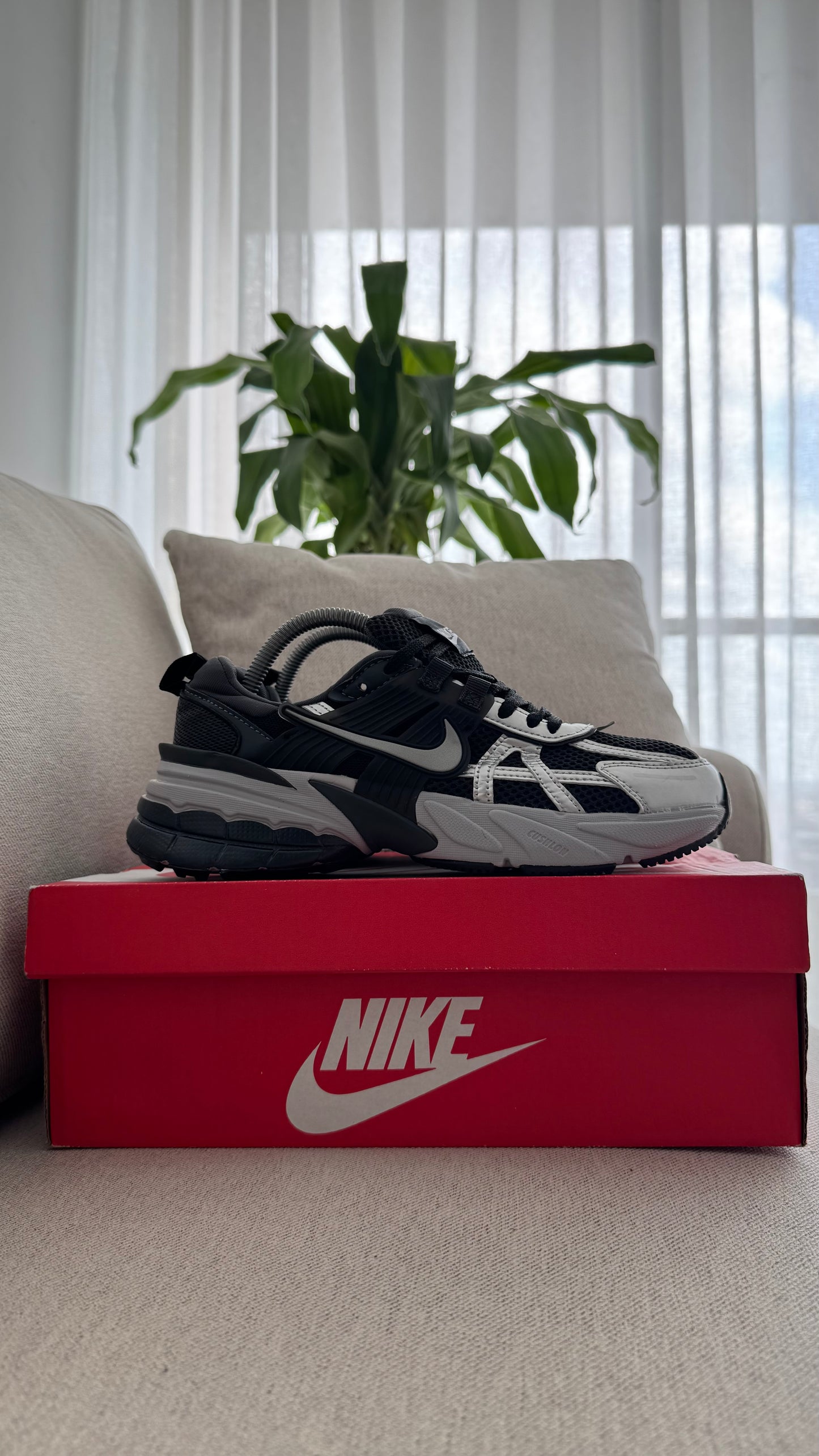 NIKE V2K NEGRO PLATA