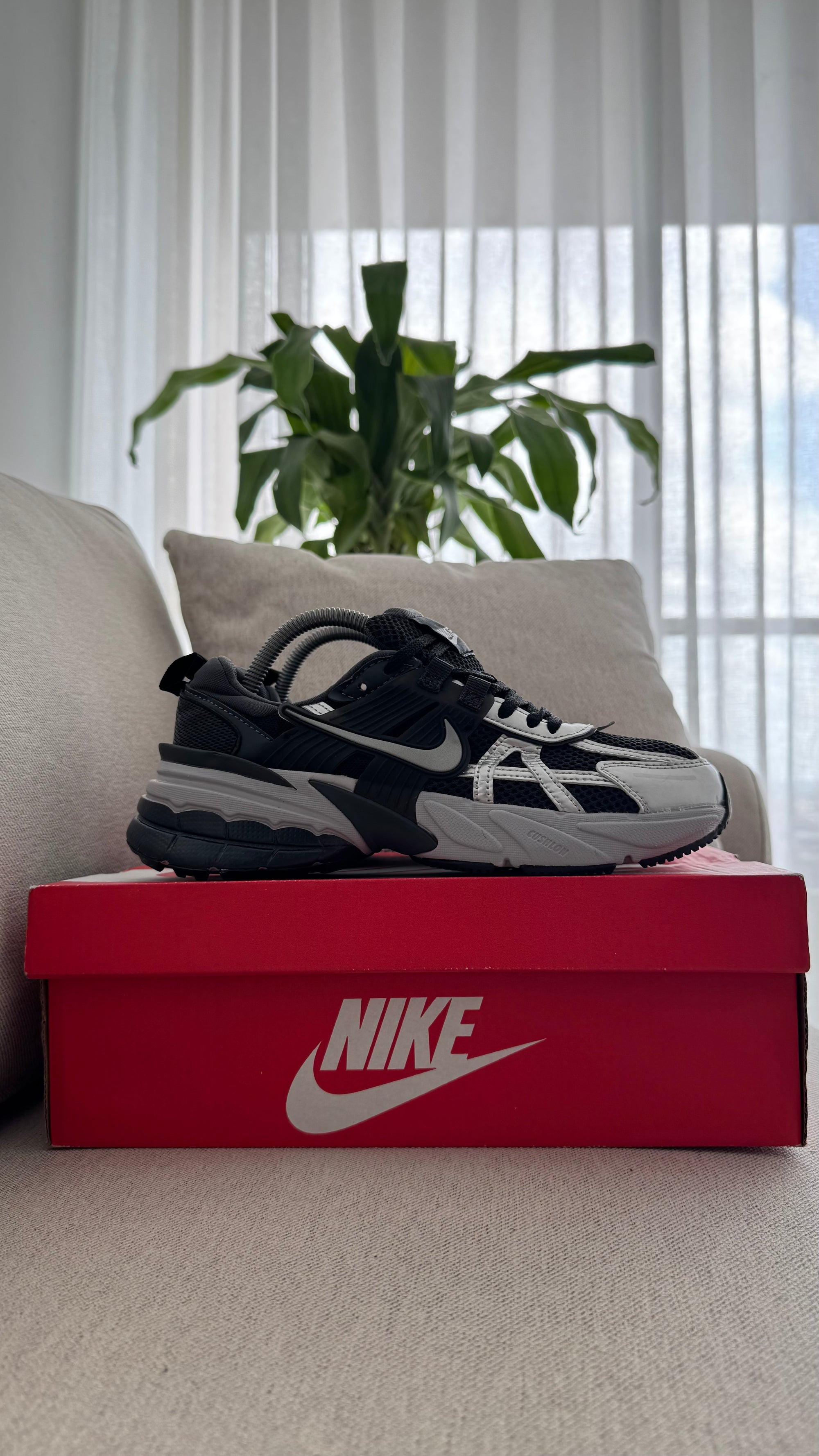 NIKE V2K NEGRO PLATA