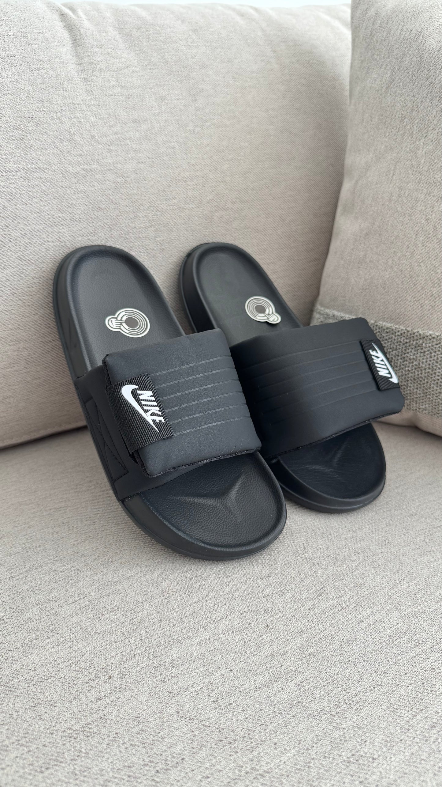 NIKE PANTUFLA NEGRA