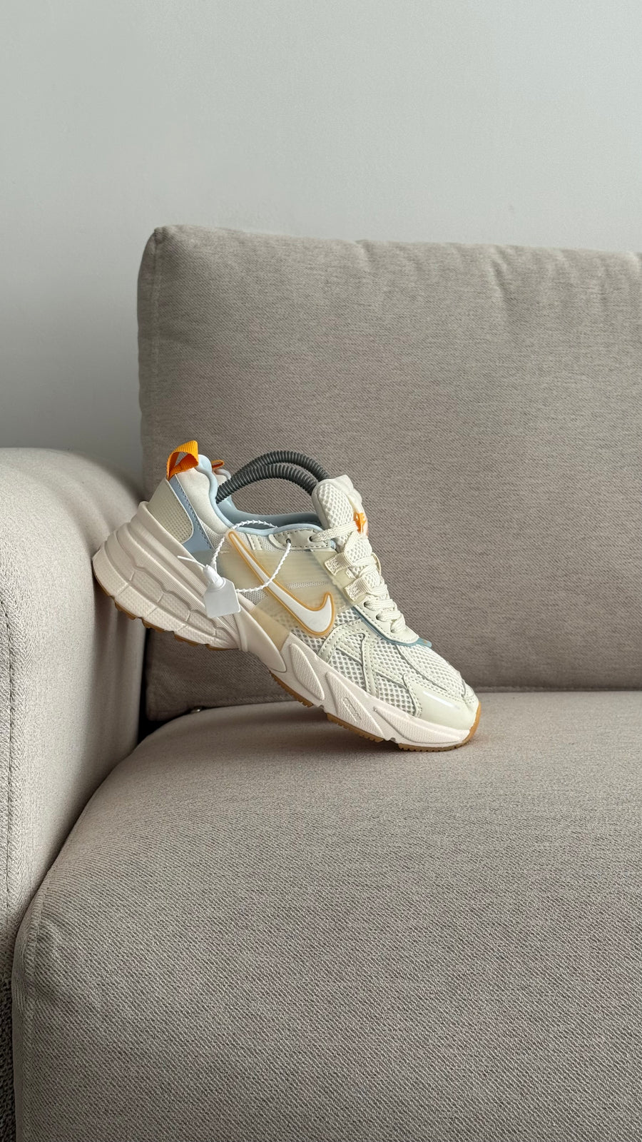 NIKE V2K BEIGE AMARILLO