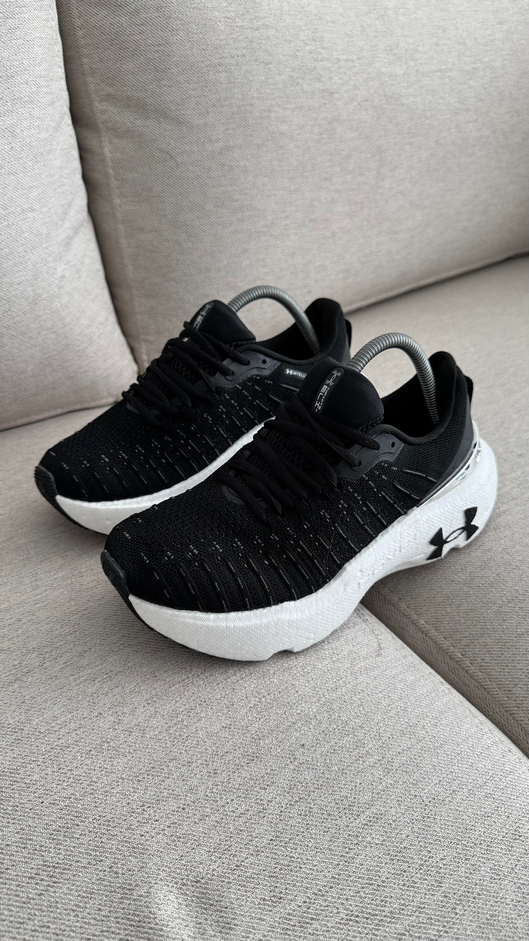 UNDER ARMOUR NEW NEGRO BLANCO