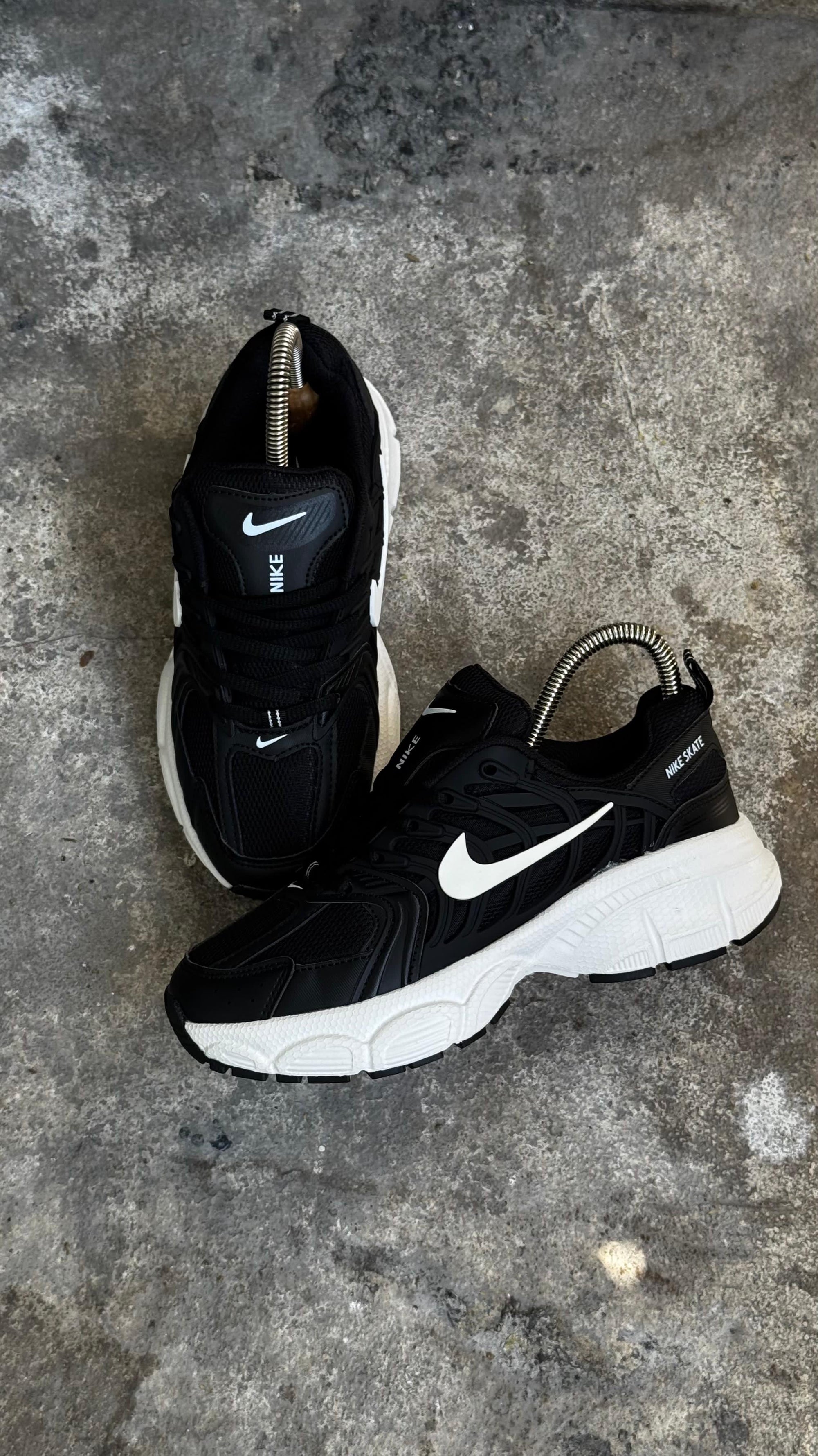 NIKE SKATE 26 NEGRO BLANCO